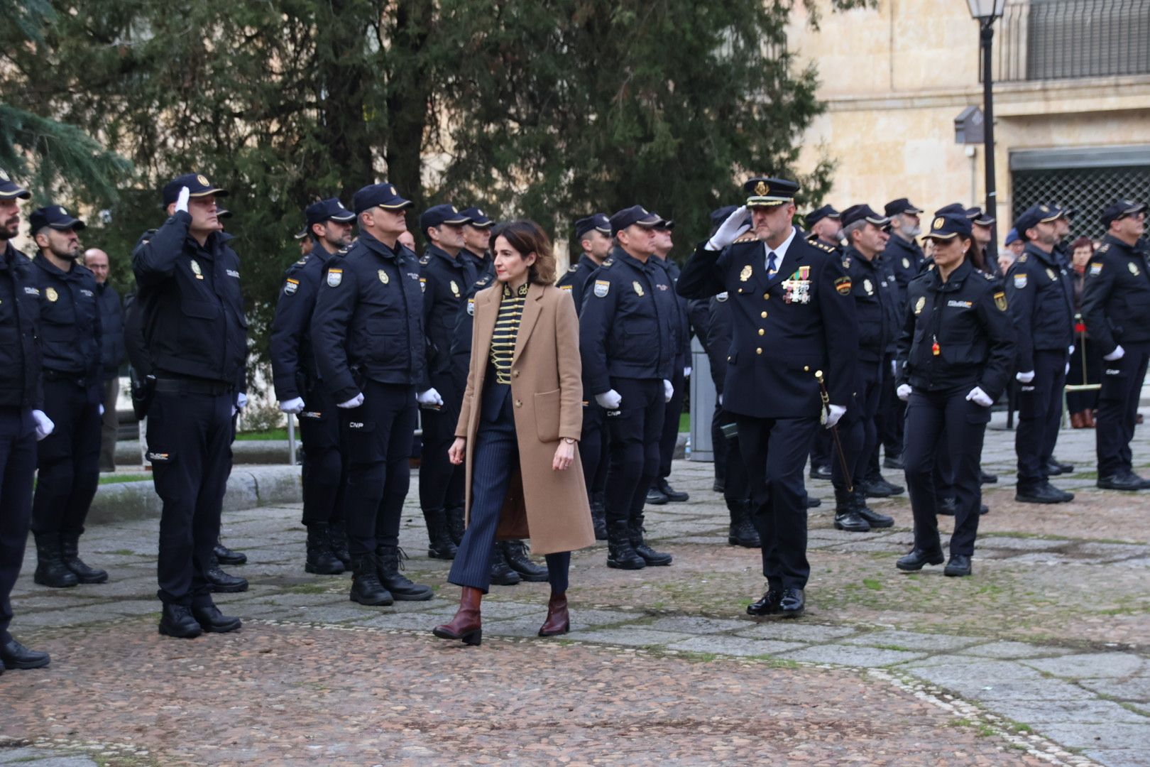 Izado de la bandera de España por el cumplimiento de la Policía Nacional de los 200 años al servicio de España