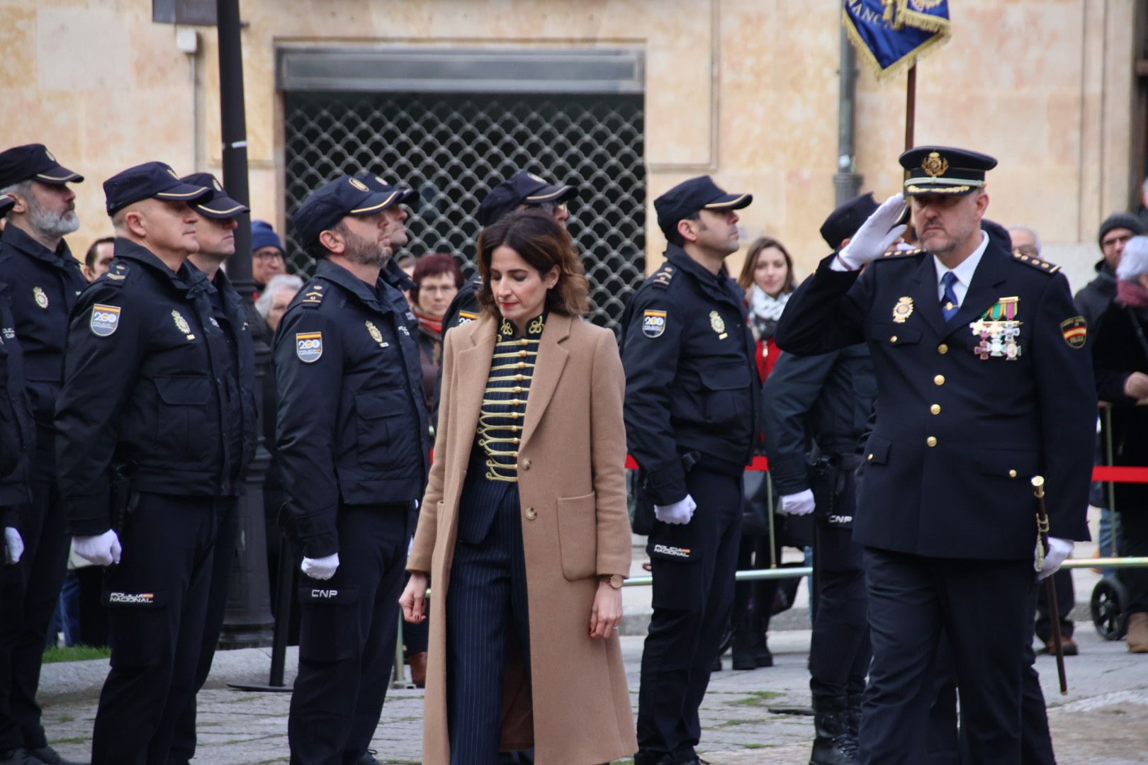 Izado de la bandera de España por el cumplimiento de la Policía Nacional de los 200 años al servicio de España