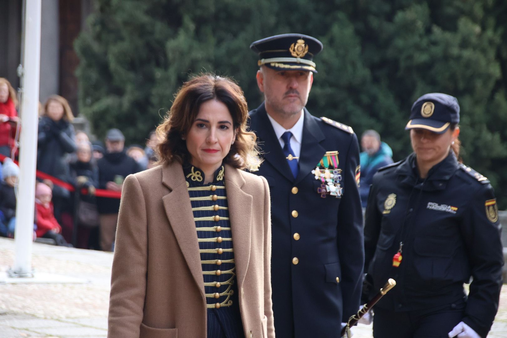 Izado de la bandera de España por el cumplimiento de la Policía Nacional de los 200 años al servicio de España