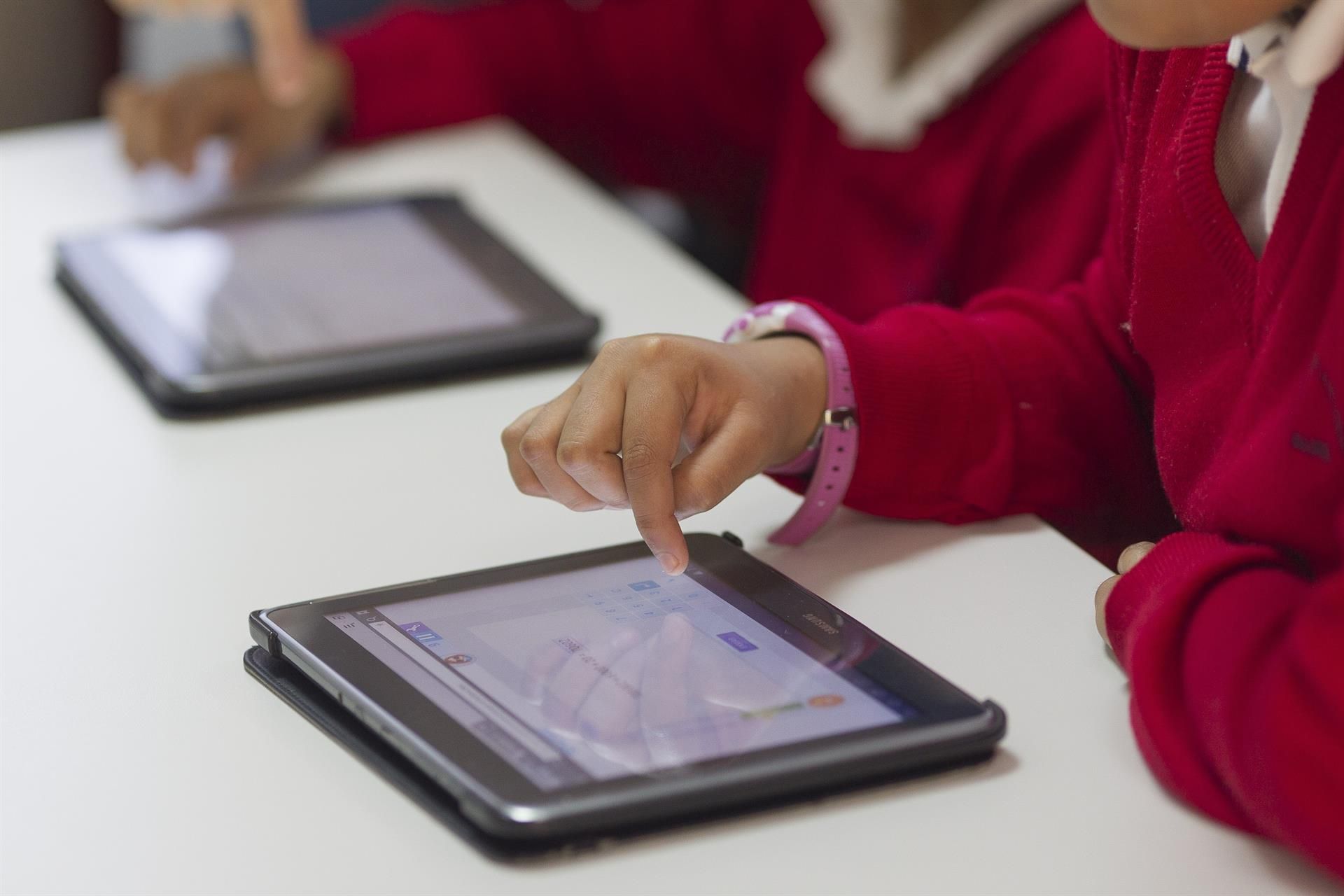 Colegio, aula, primaria, clase, niño, niña, niños, estudiando, estudiar, deberes, nuevas tecnologías, tablet | EUROPA PRESS