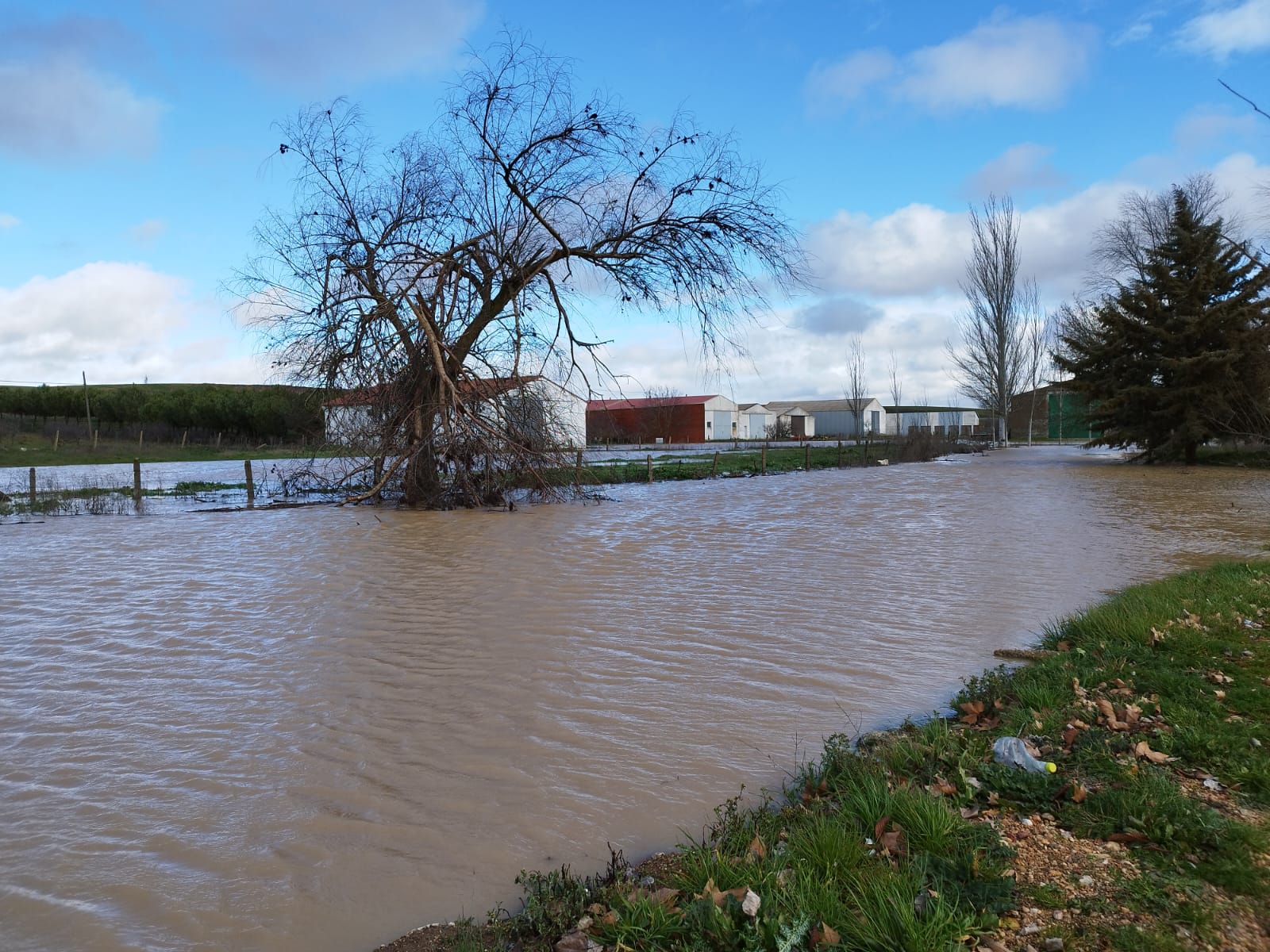 Calzada de Valdunciel inundada por borrasca Irene (1)