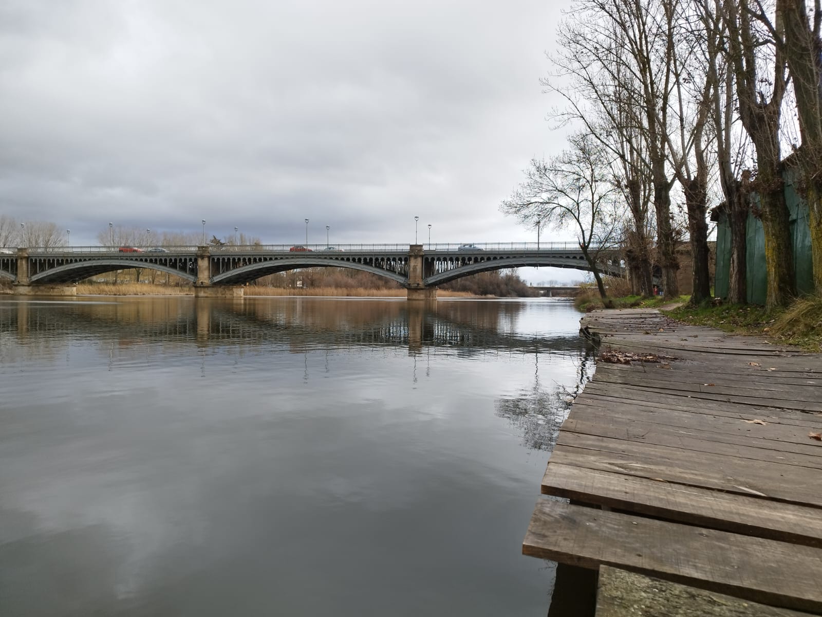 Río Tormes a su paso por Salamanca tras la 'Borrasca Irene'. Fotos Andrea M.