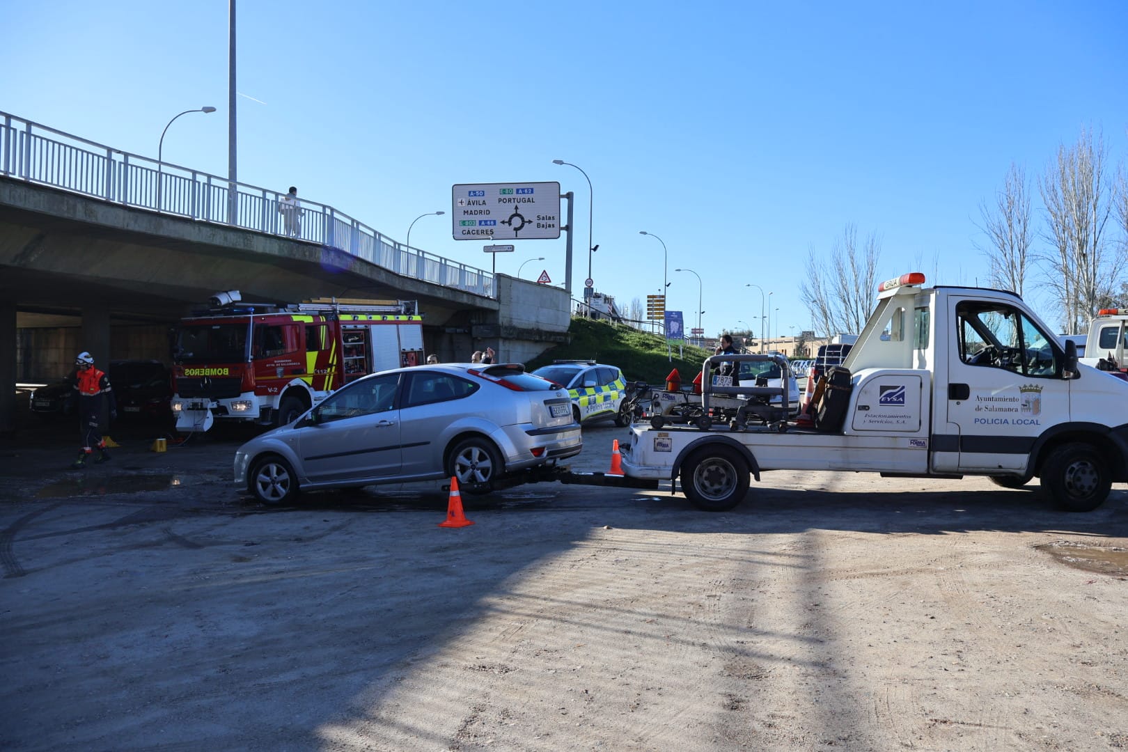 Los bomberos retiran varios coches bajo el puente de Sánchez Fabrés ante la crecida del Tormes