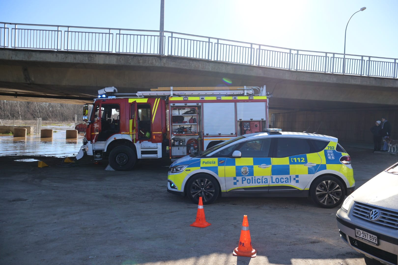 Los bomberos retiran varios coches bajo el puente de Sánchez Fabrés ante la crecida del Tormes