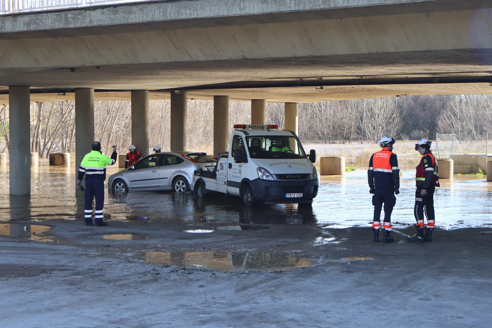 Los bomberos retiran varios coches bajo el puente de Sánchez Fabrés ante la crecida del Tormes