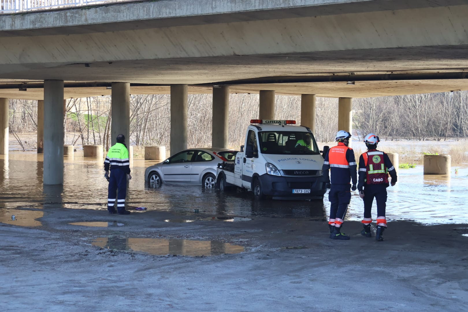 Los bomberos retiran varios coches bajo el puente de Sánchez Fabrés ante la crecida del Tormes