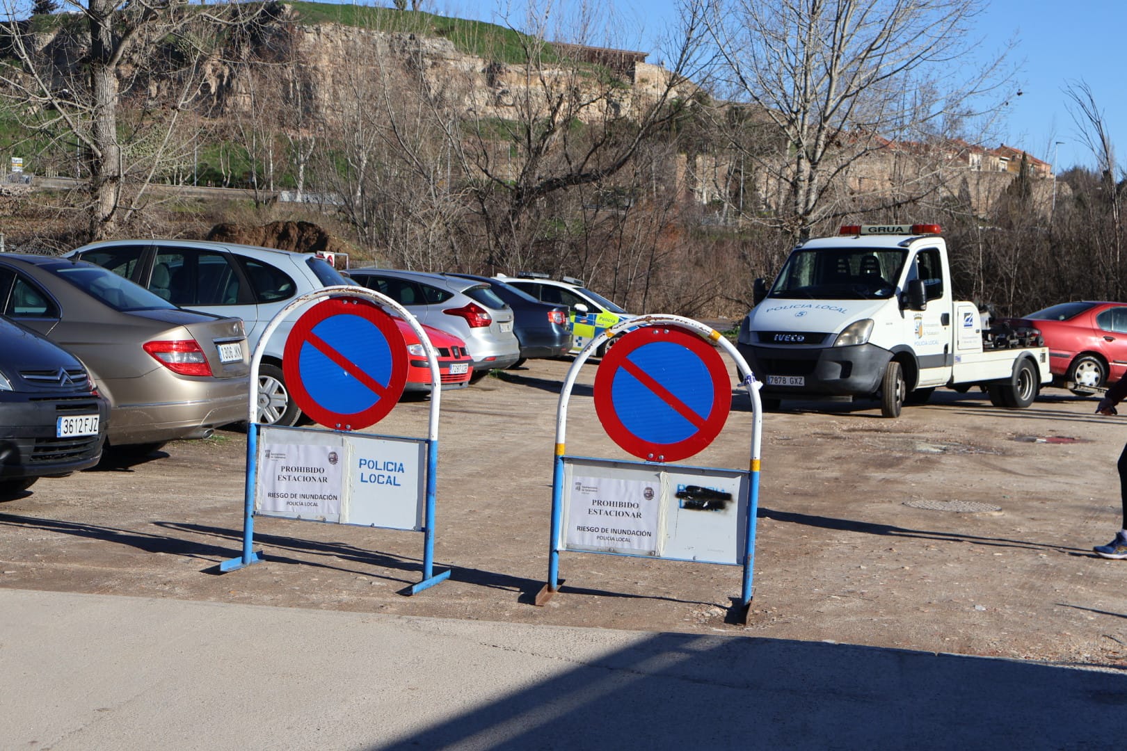 Los bomberos retiran varios coches bajo el puente de Sánchez Fabrés ante la crecida del Tormes