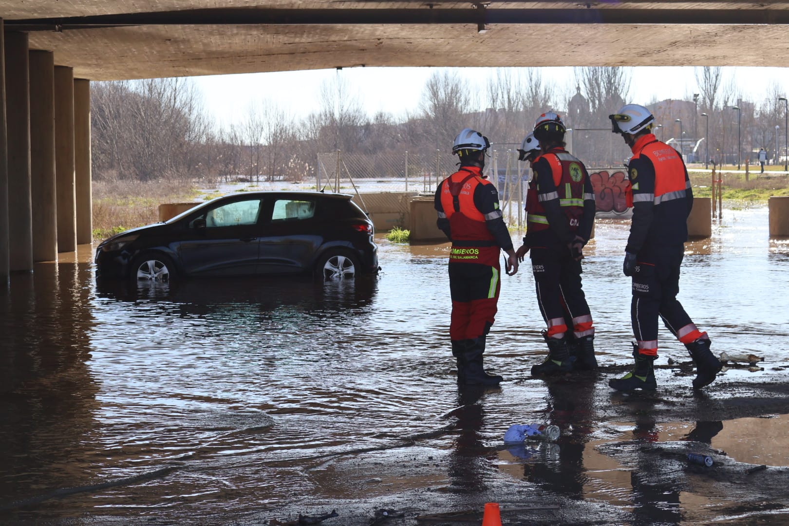 Los bomberos retiran varios coches bajo el puente de Sánchez Fabrés ante la crecida del Tormes