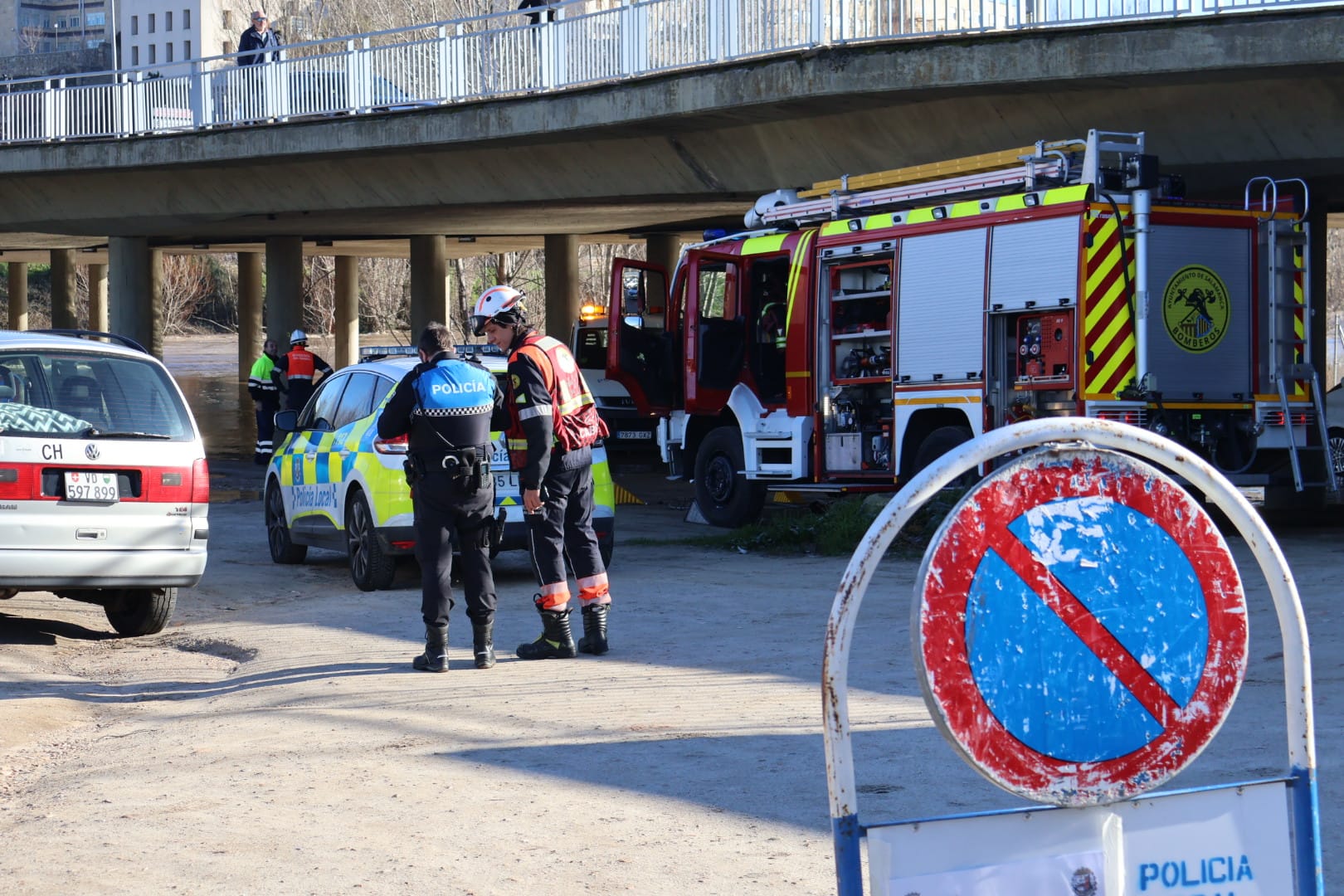 Los bomberos retiran varios coches bajo el puente de Sánchez Fabrés ante la crecida del Tormes