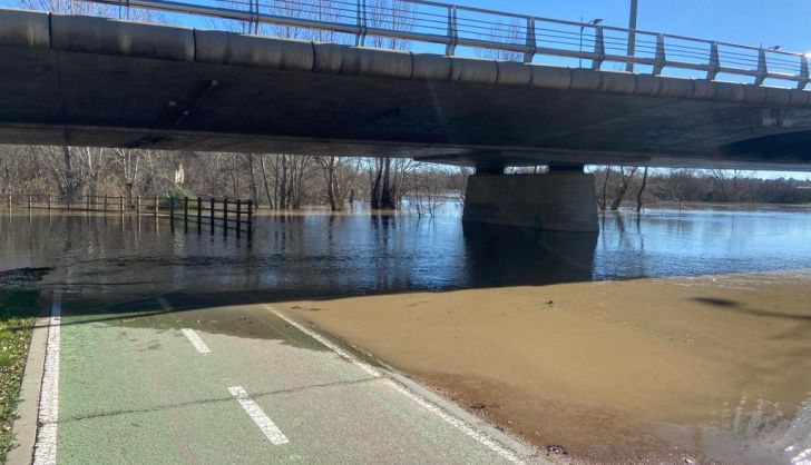 Carril bici inundado junto al Tormes