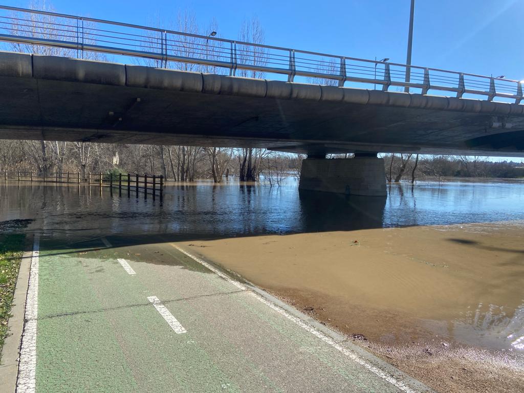 Carril bici inundado junto al Tormes 