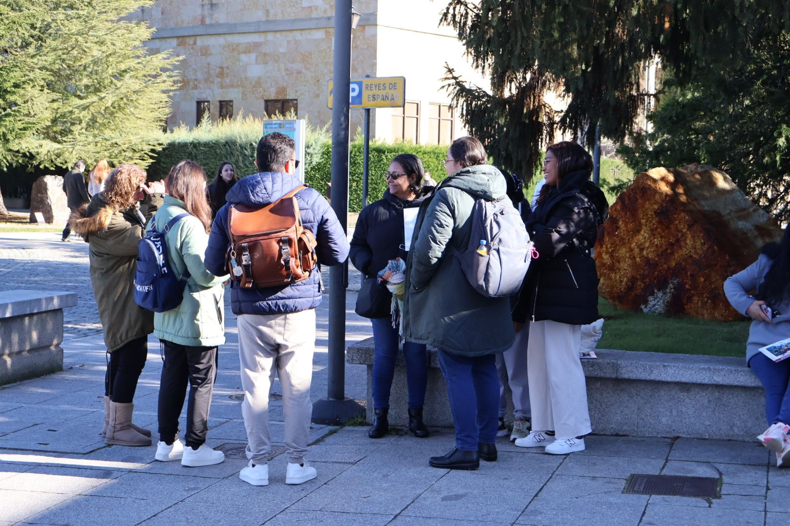 Personas esperando para realizar exámenes MIR en Salamanca en enero de 2024