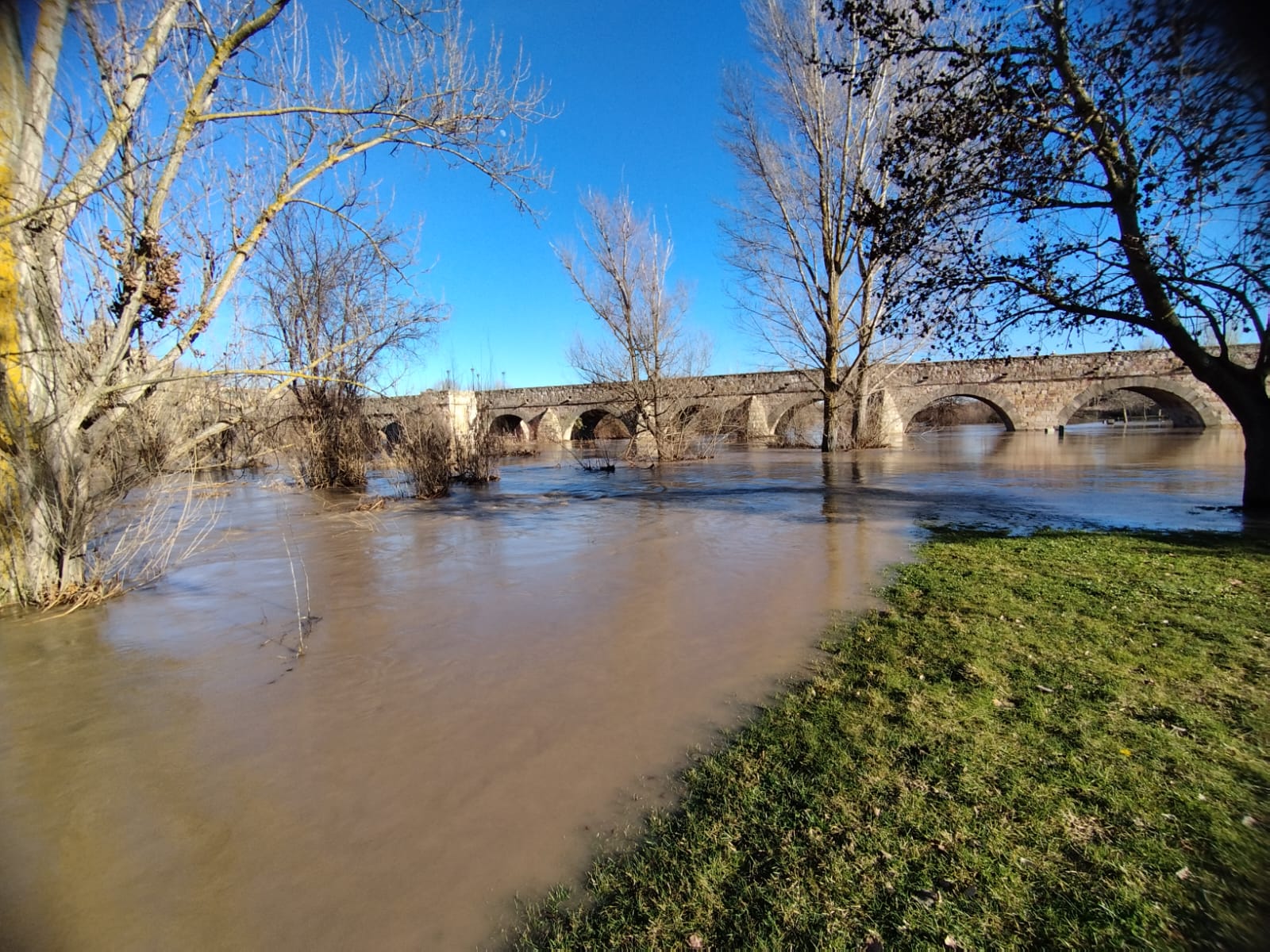 El río Tormes se desborda y provoca varios desastres a su paso por el Puente Romano