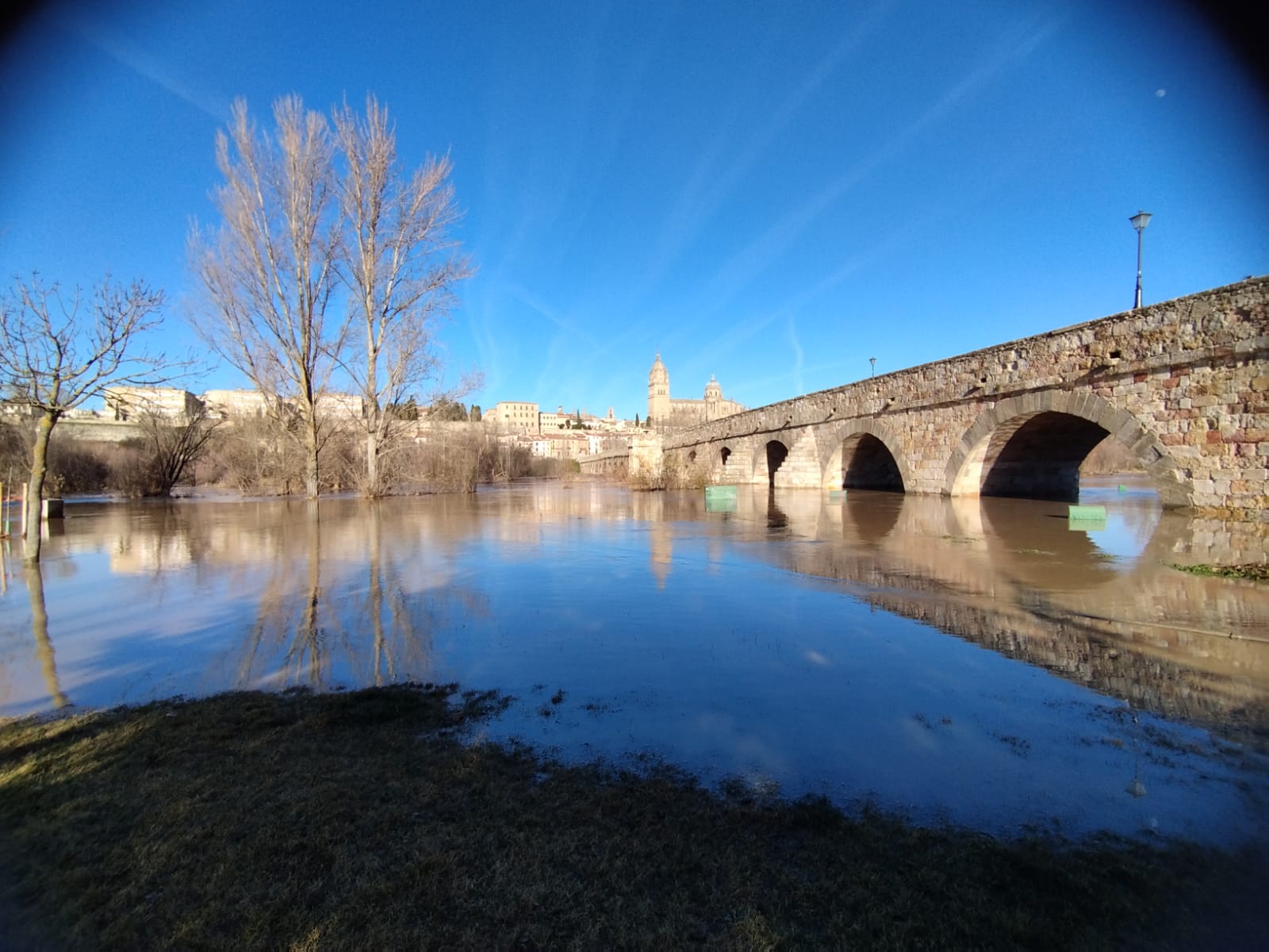 El río Tormes se desborda y provoca varios desastres a su paso por el Puente Romano