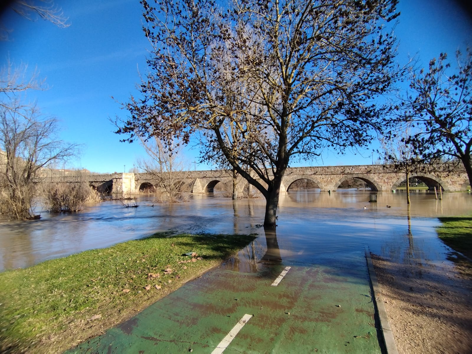 El río Tormes se desborda y provoca varios desastres a su paso por el Puente Romano