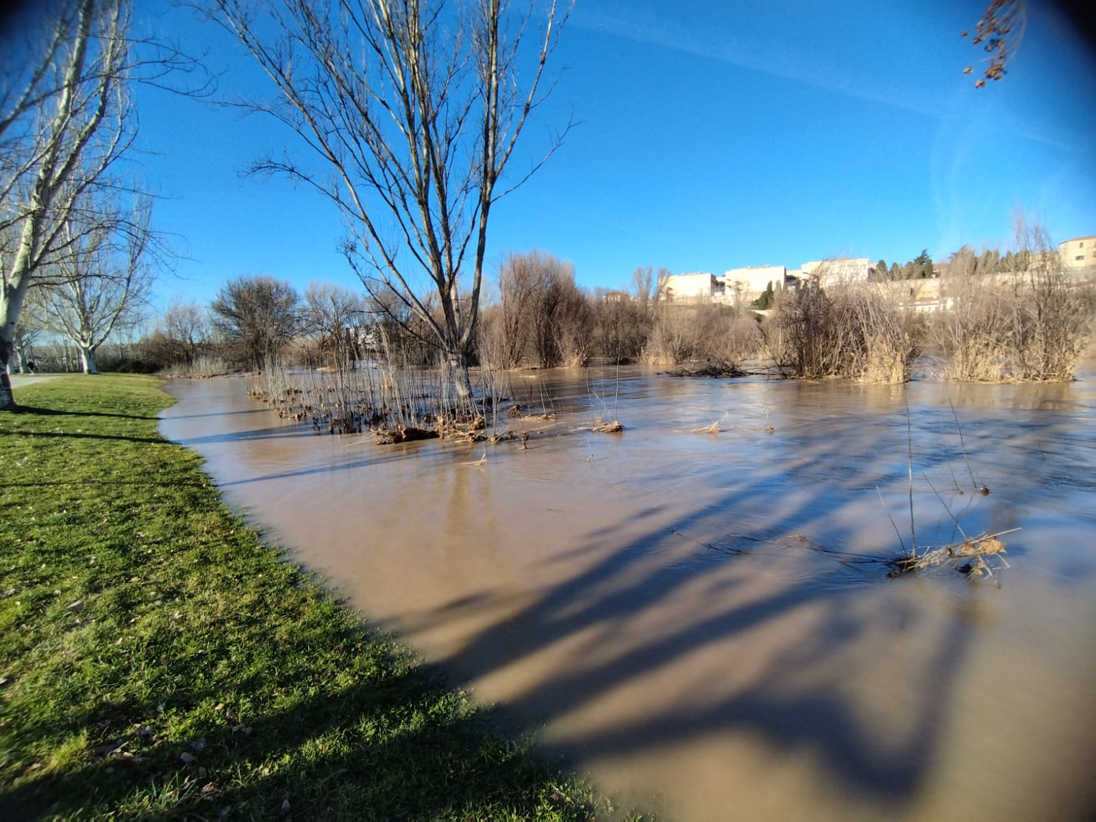 El río Tormes se desborda y provoca varios desastres a su paso por el Puente Romano