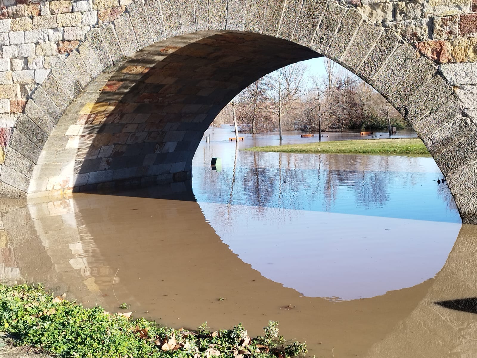 El río Tormes se desborda y provoca varios desastres a su paso por el Puente Romano