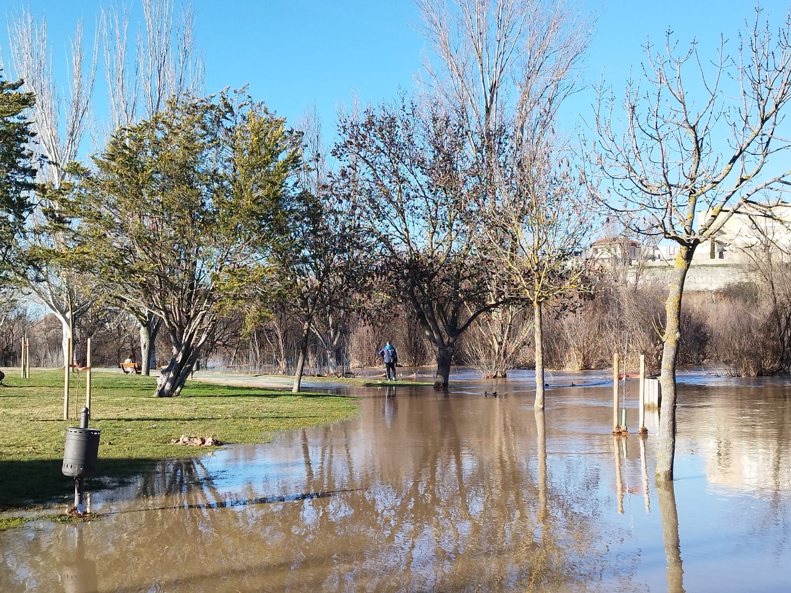 El río Tormes se desborda y provoca varios desastres a su paso por el Puente Romano