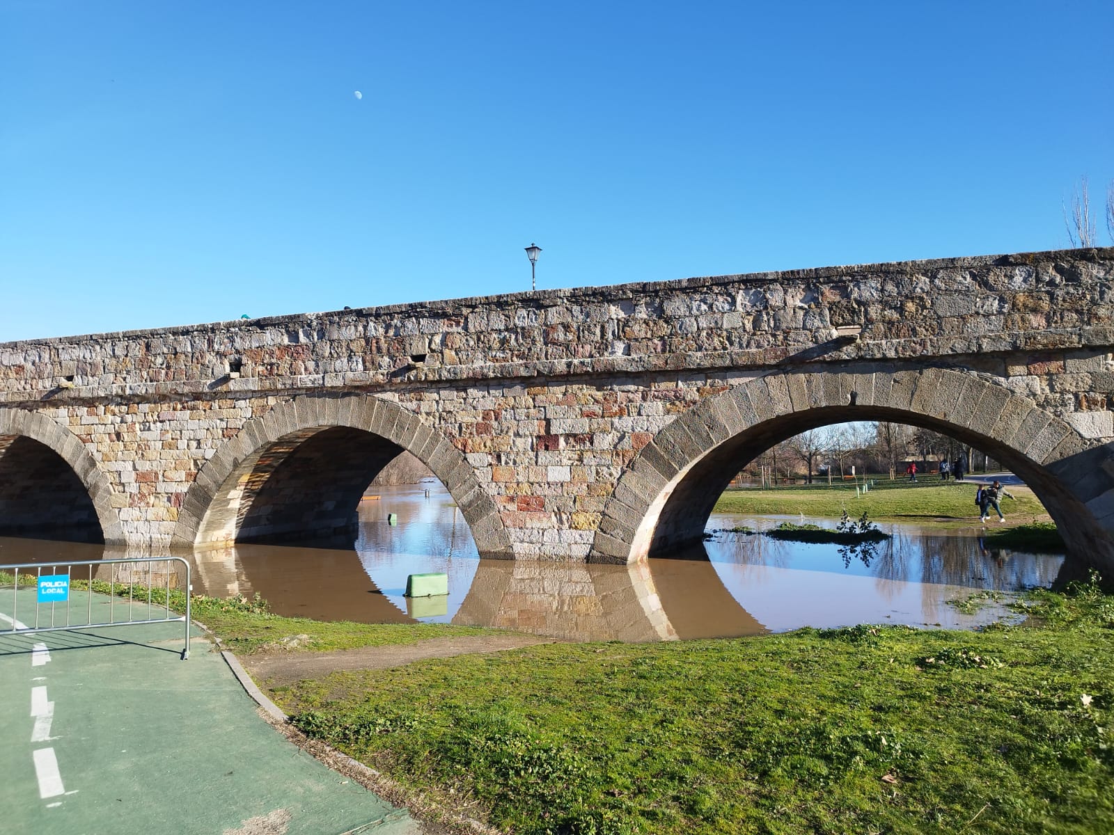 El río Tormes se desborda y provoca varios desastres a su paso por el Puente Romano