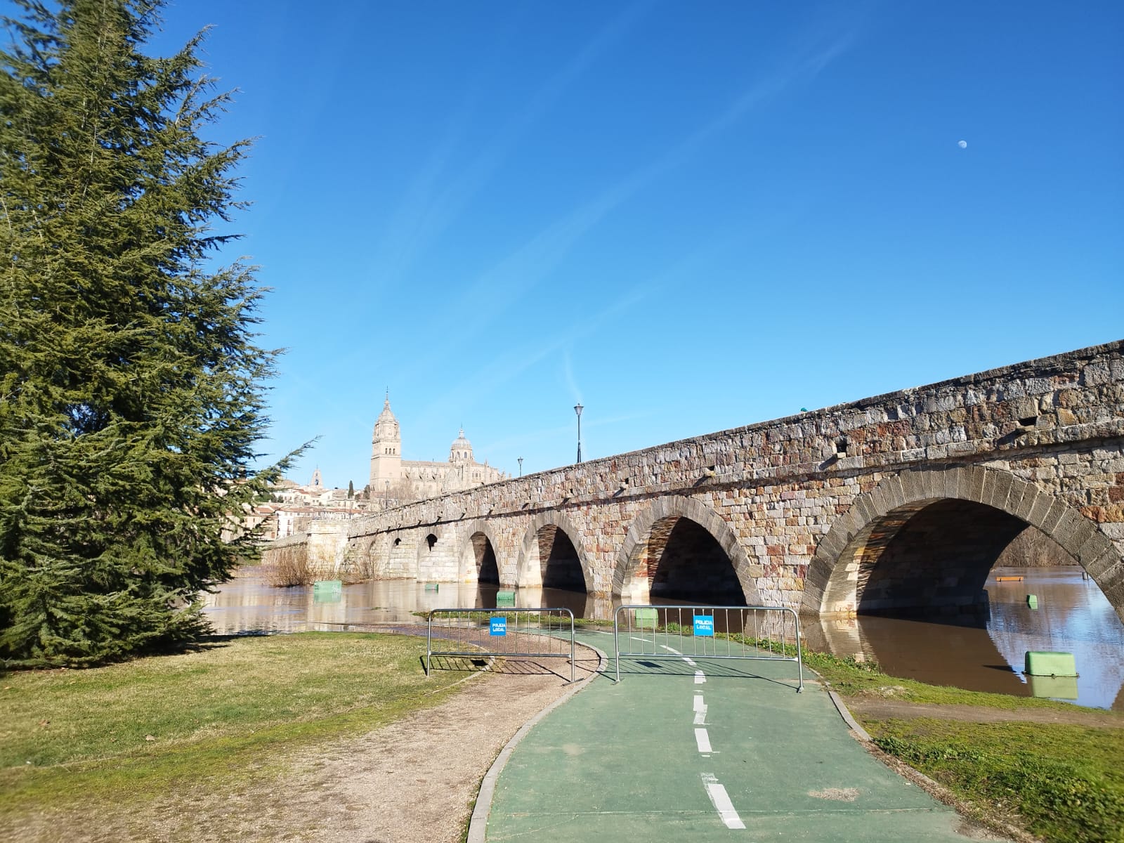 El río Tormes se desborda y provoca varios desastres a su paso por el Puente Romano