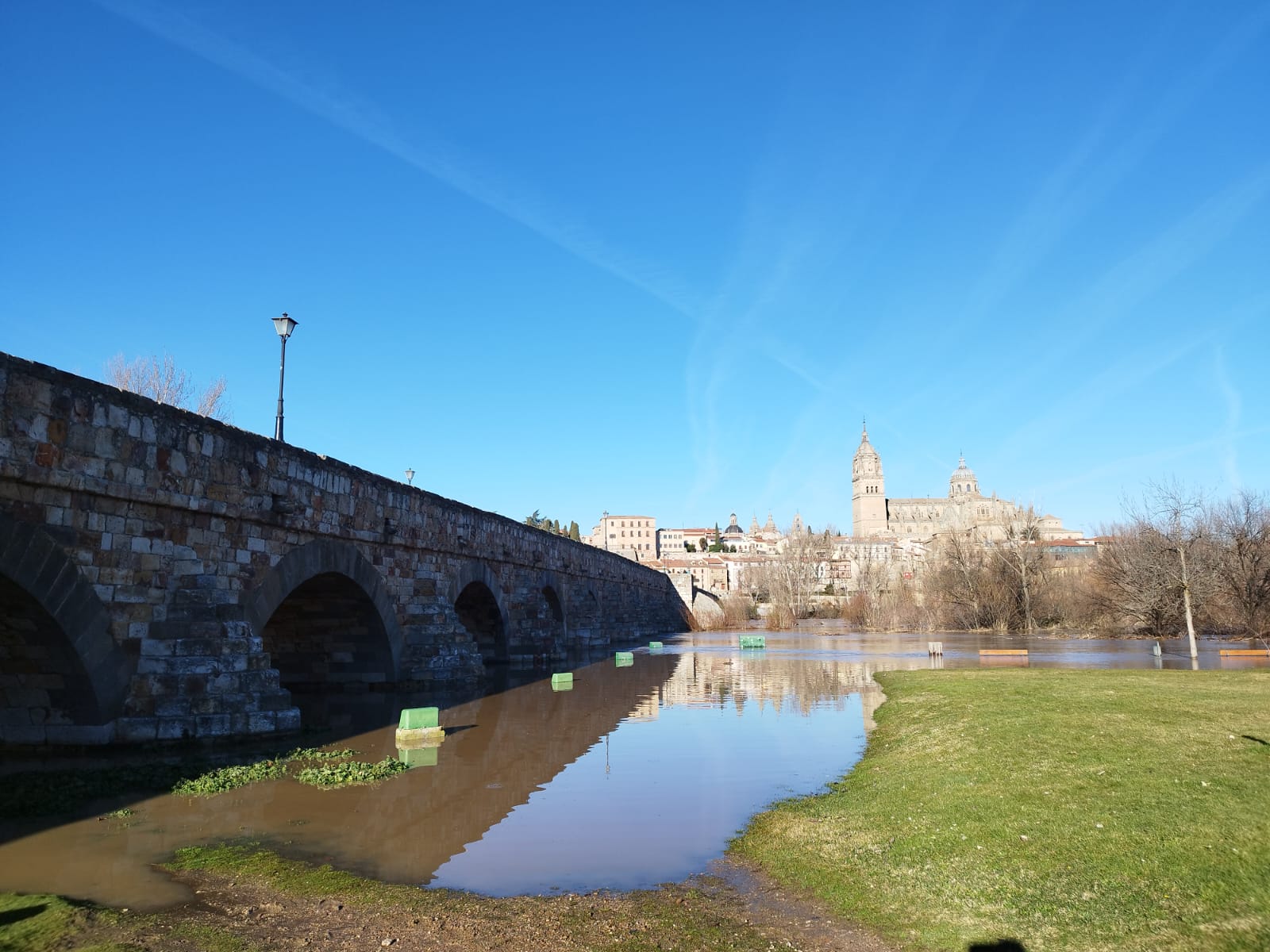 El río Tormes se desborda y provoca varios desastres a su paso por el Puente Romano