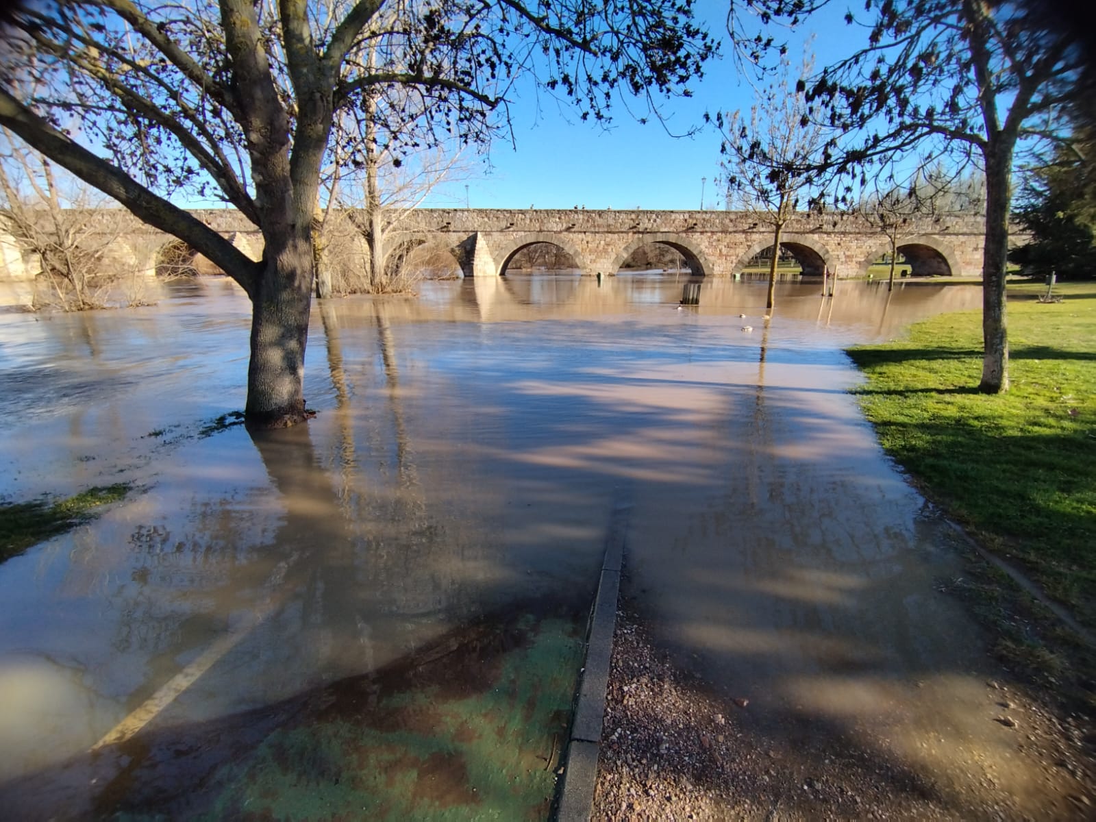 El río Tormes se desborda y provoca varios desastres a su paso por el Puente Romano