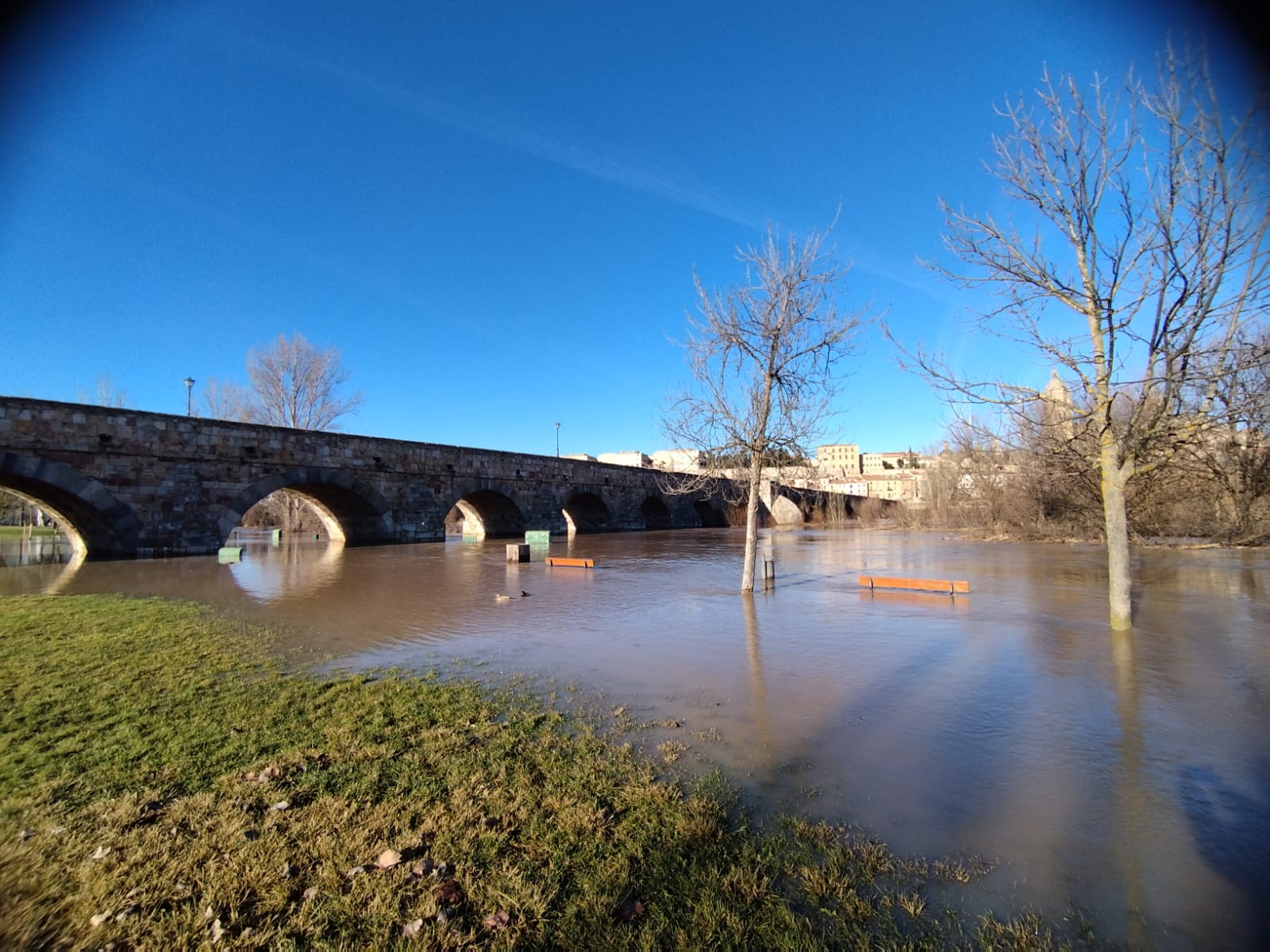 El río Tormes se desborda y provoca varios desastres a su paso por el Puente Romano