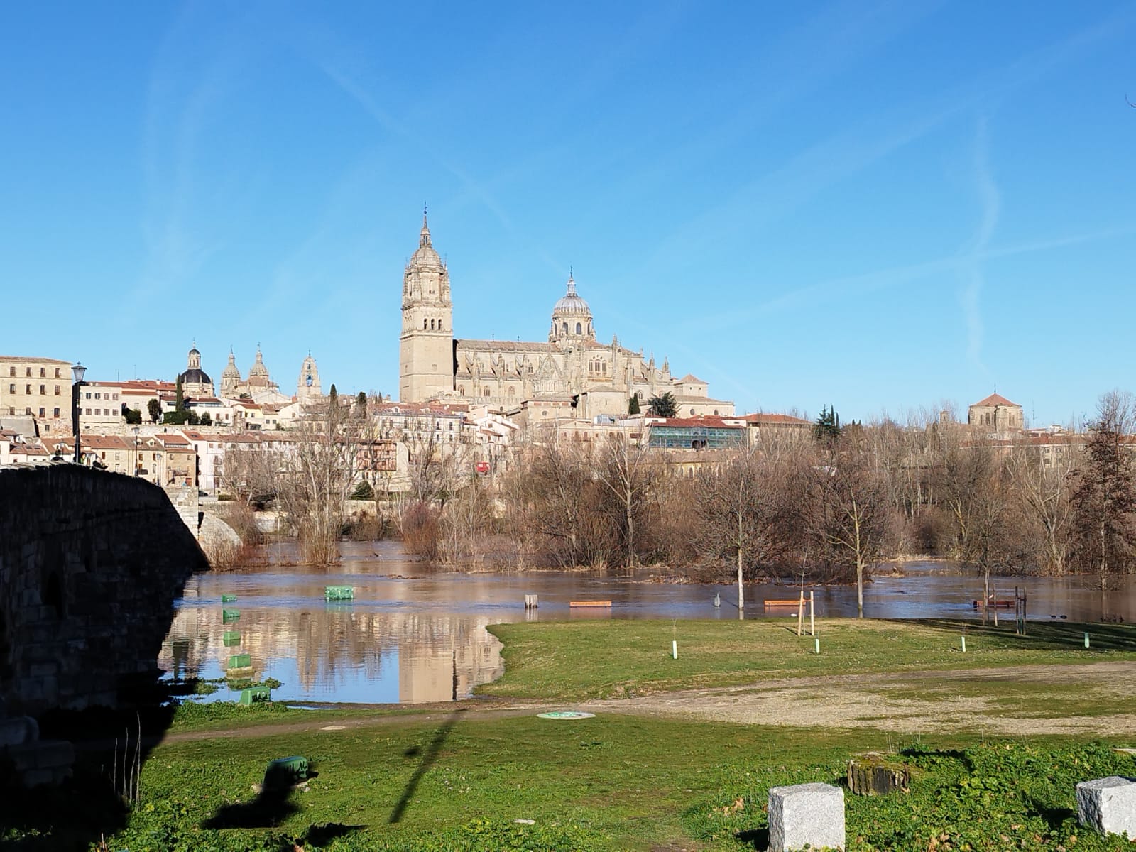 El río Tormes se desborda y provoca varios desastres a su paso por el Puente Romano