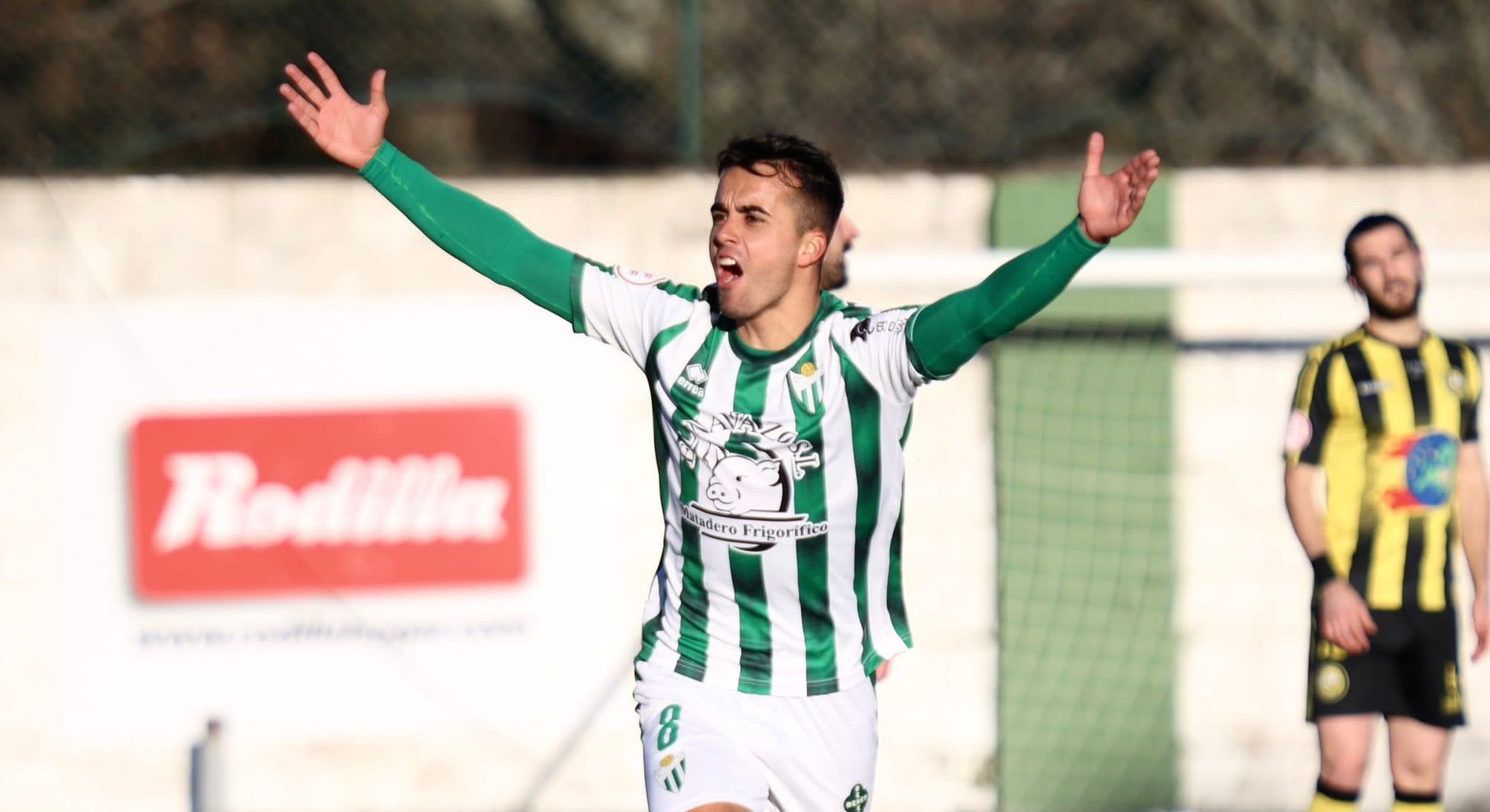 Diego González celebra su gol ante el Cayón | FOTO CD GUIJUELO