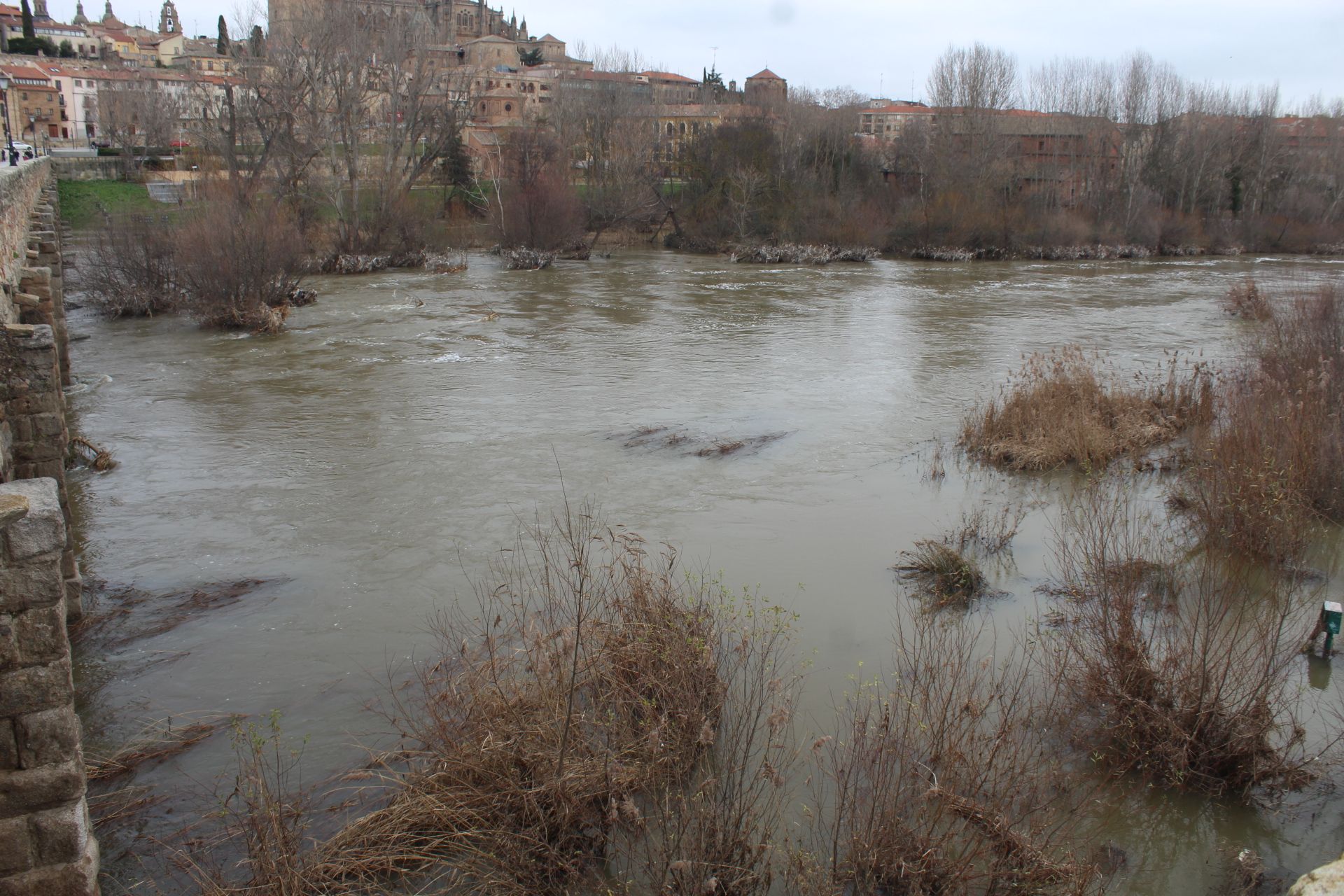 Río Tormes inundado. Foto de archivo