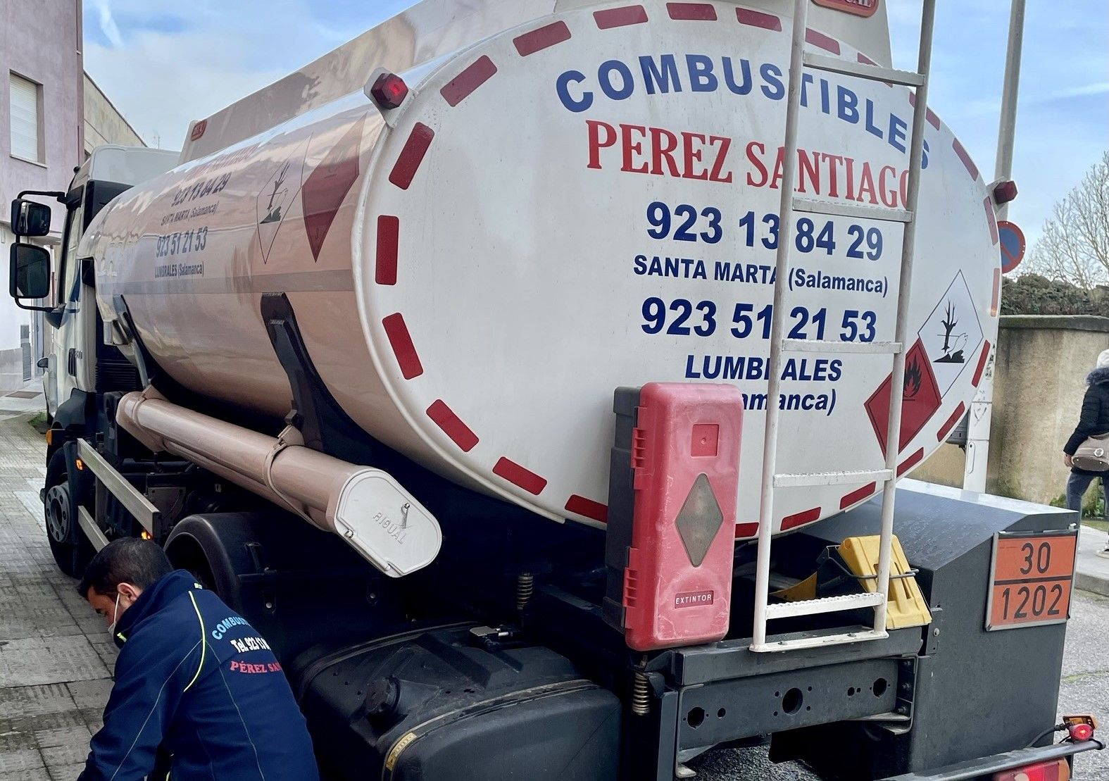 Camión suministrando energía de Combustibles Pérez Santiago