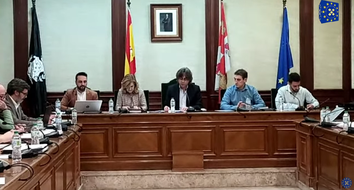 El alcalde de Béjar sigue perdiendo apoyos en un pleno que roza el límite  de la vergüenza