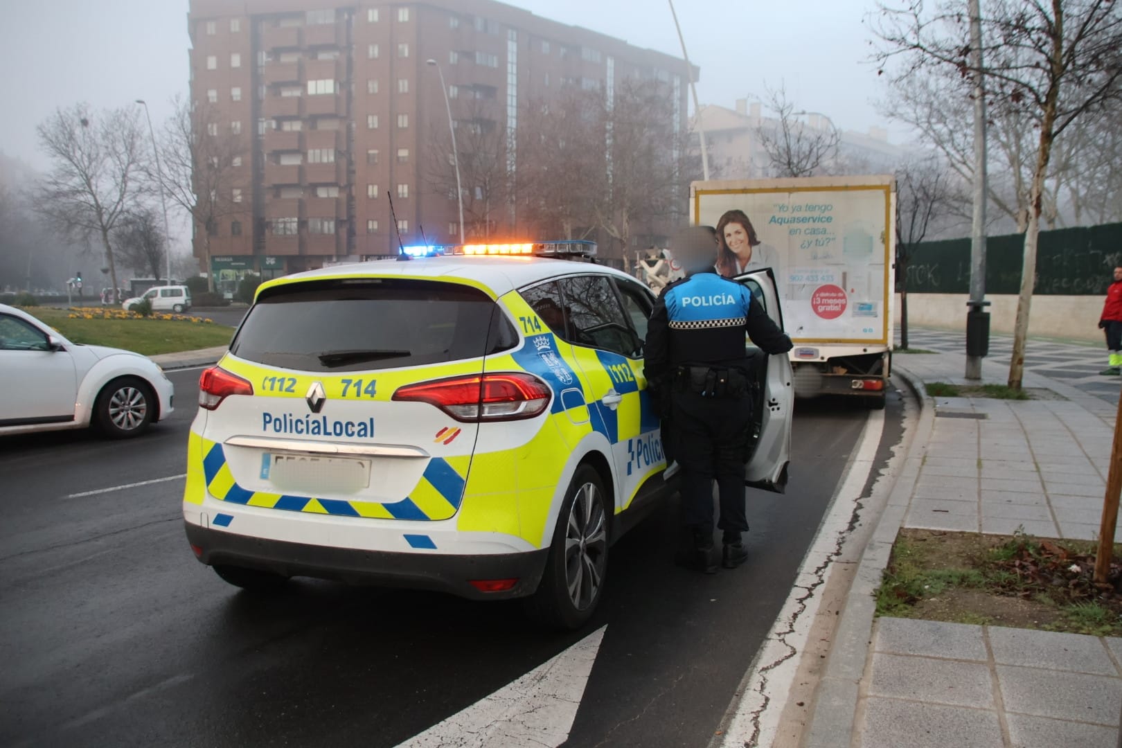 Policía Local en la rotonda de Castilla y León