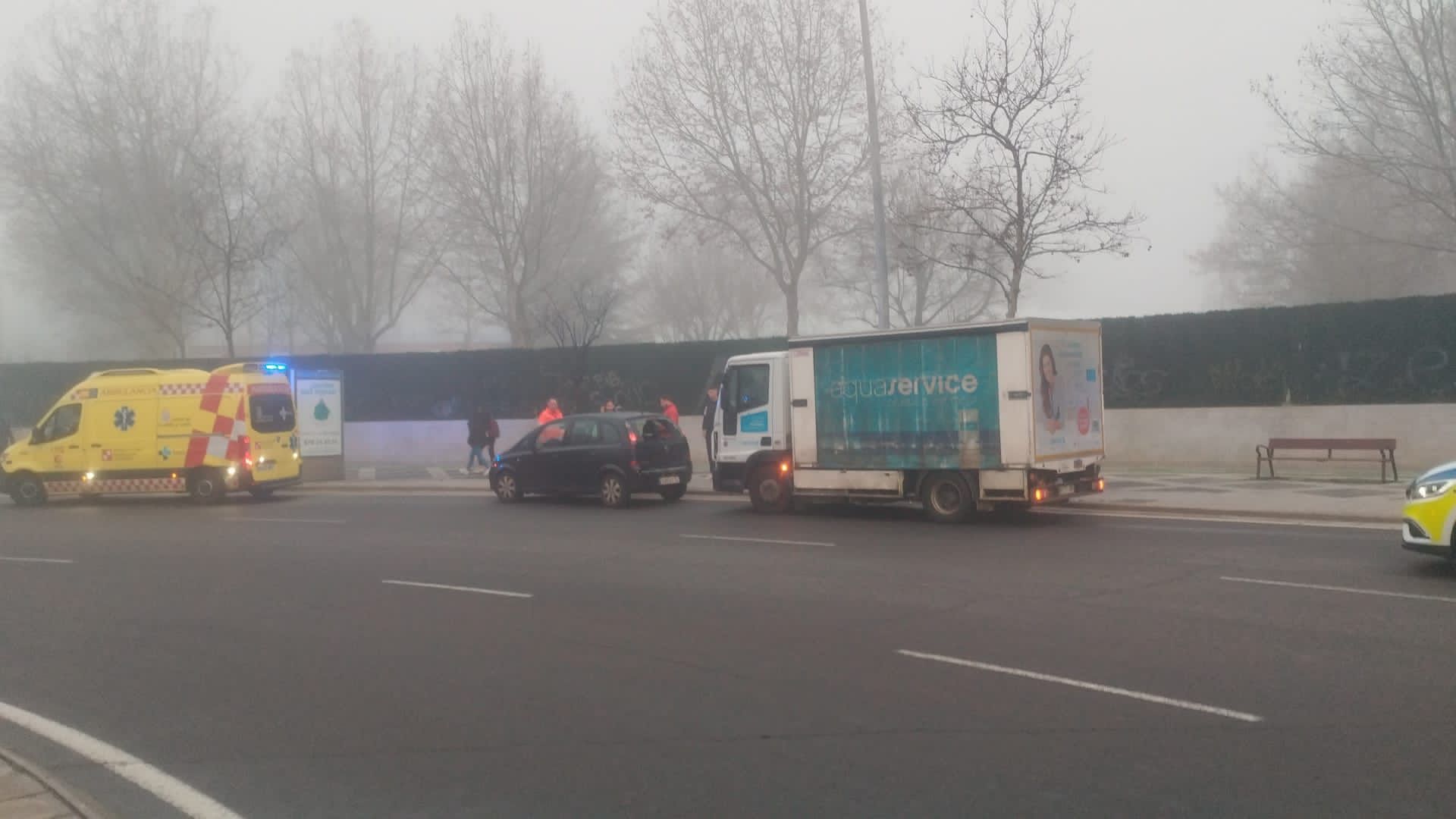 Accidente entre un turismo y un camión en la rotonda de Castilla y León