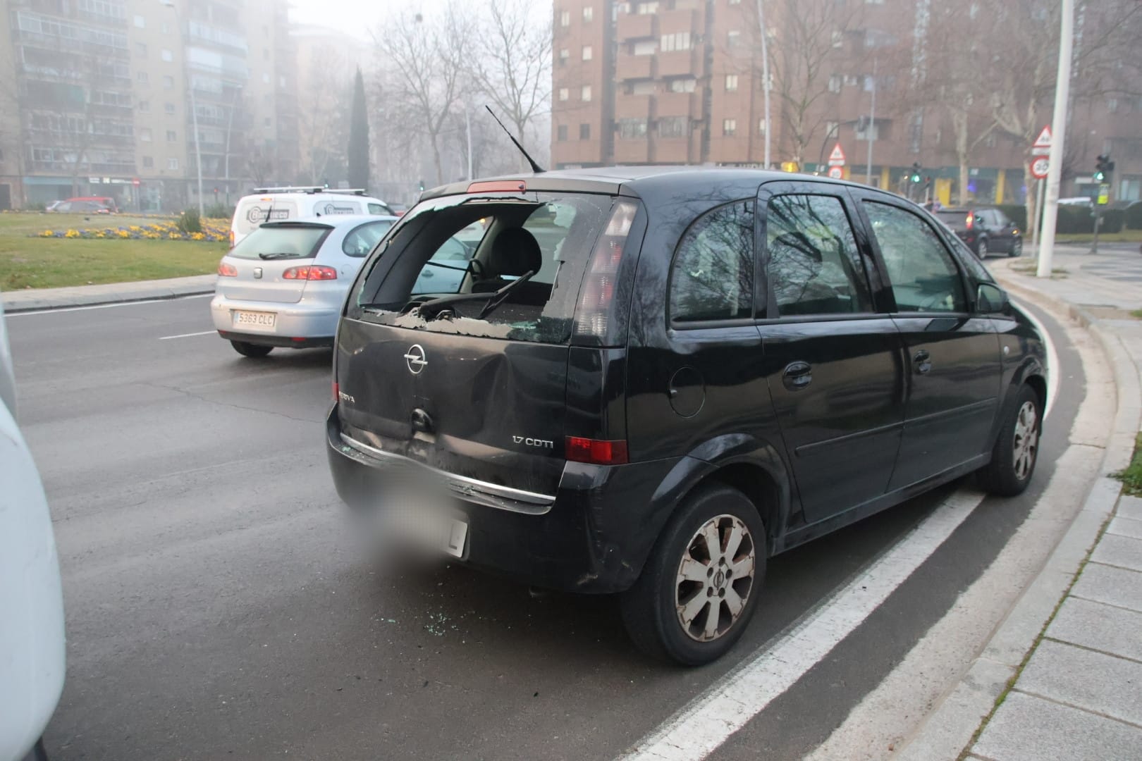 Accidente entre un turismo y un camión en la glorieta de Castilla y León