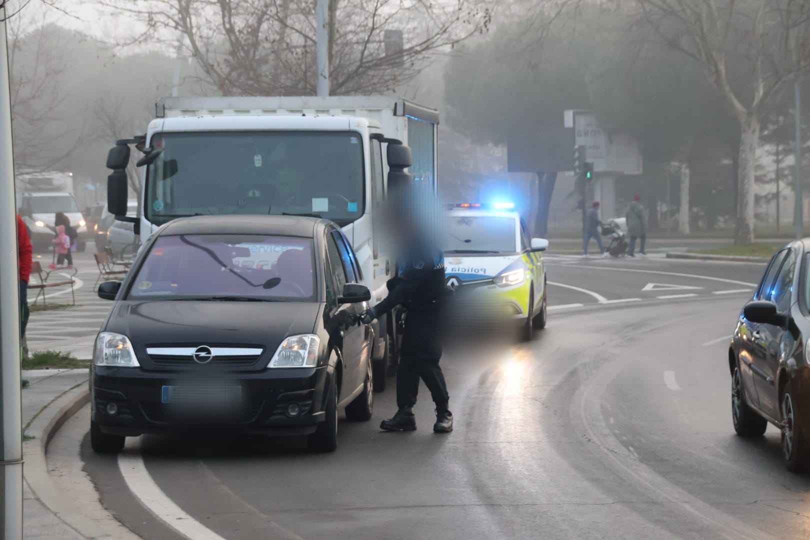 Accidente entre un turismo y un camión en la glorieta Castilla y León