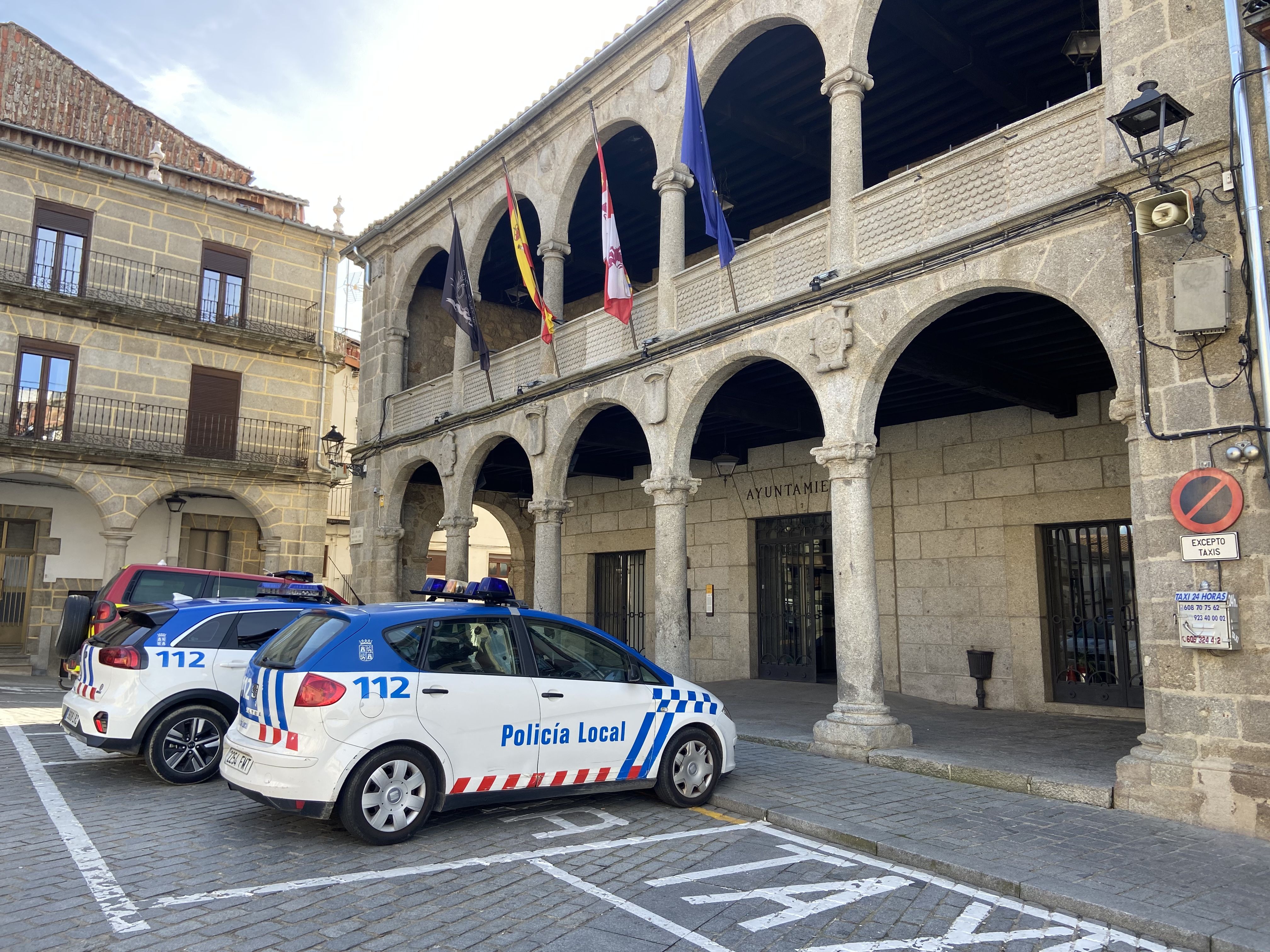 Policía Local de Béjar junto al Ayuntamiento de Béjar - Foto de Archivo