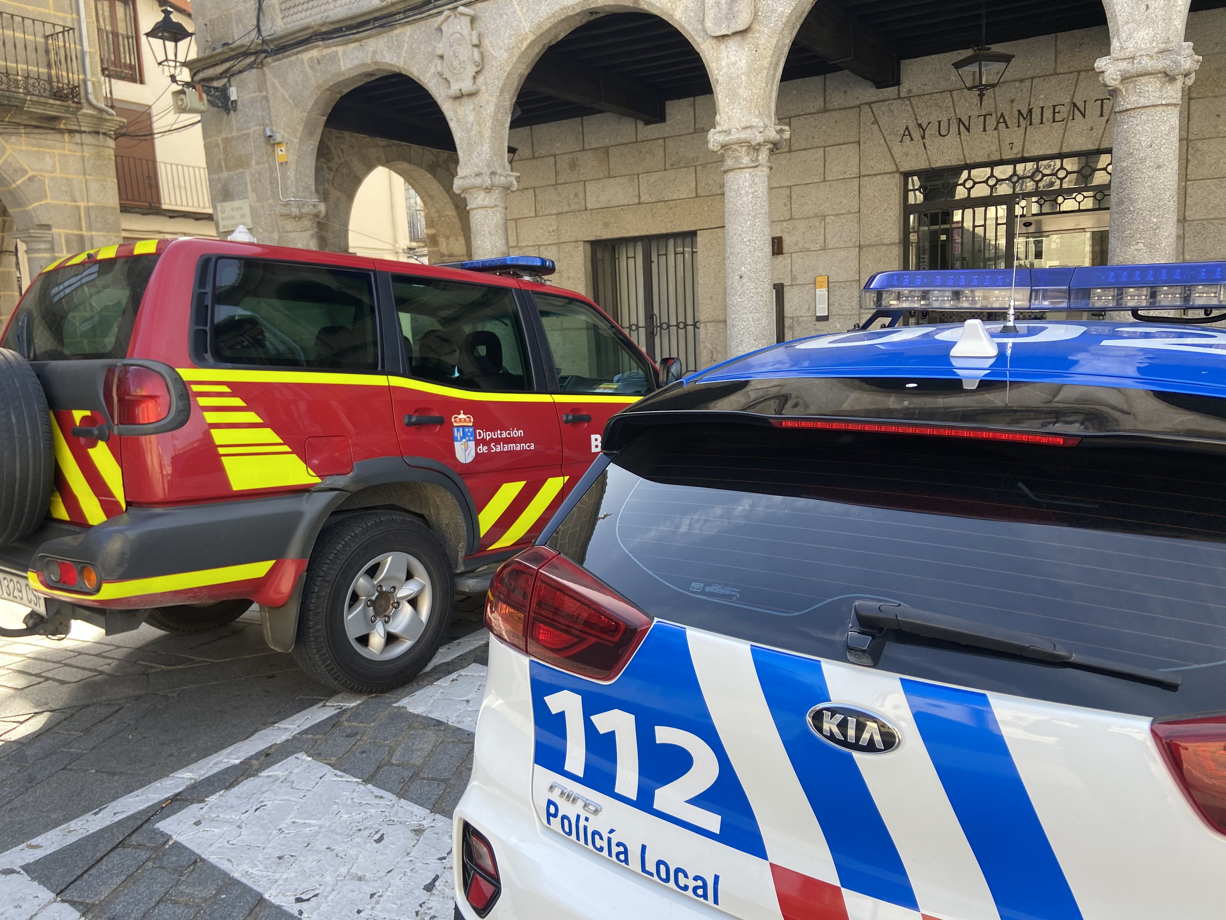 Policía Local de Béjar y Bomberos de Béjar junto al Ayuntamiento - Foto de Archivo