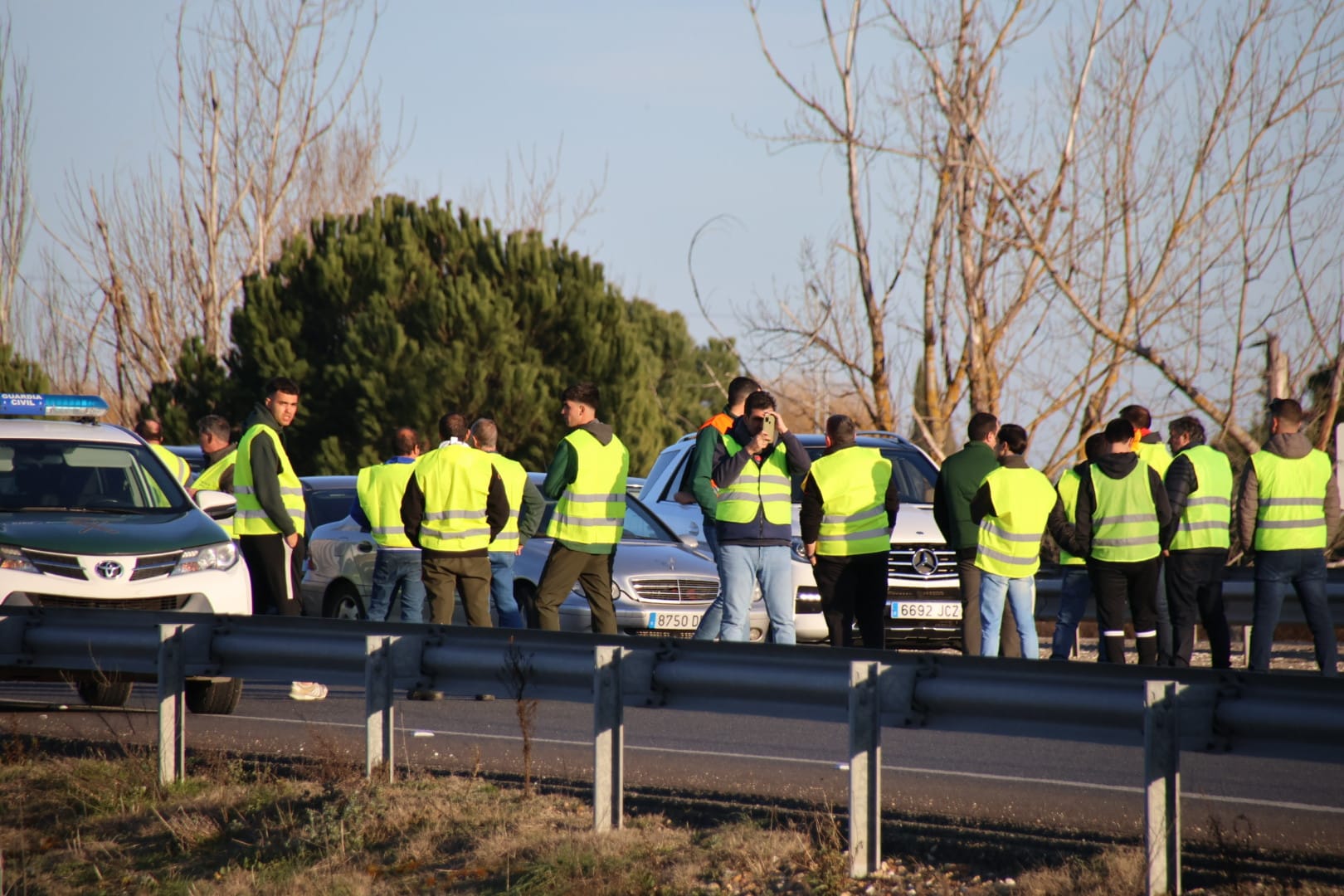 GALERÍA | Los agricultores y ganaderos cortan la A-50