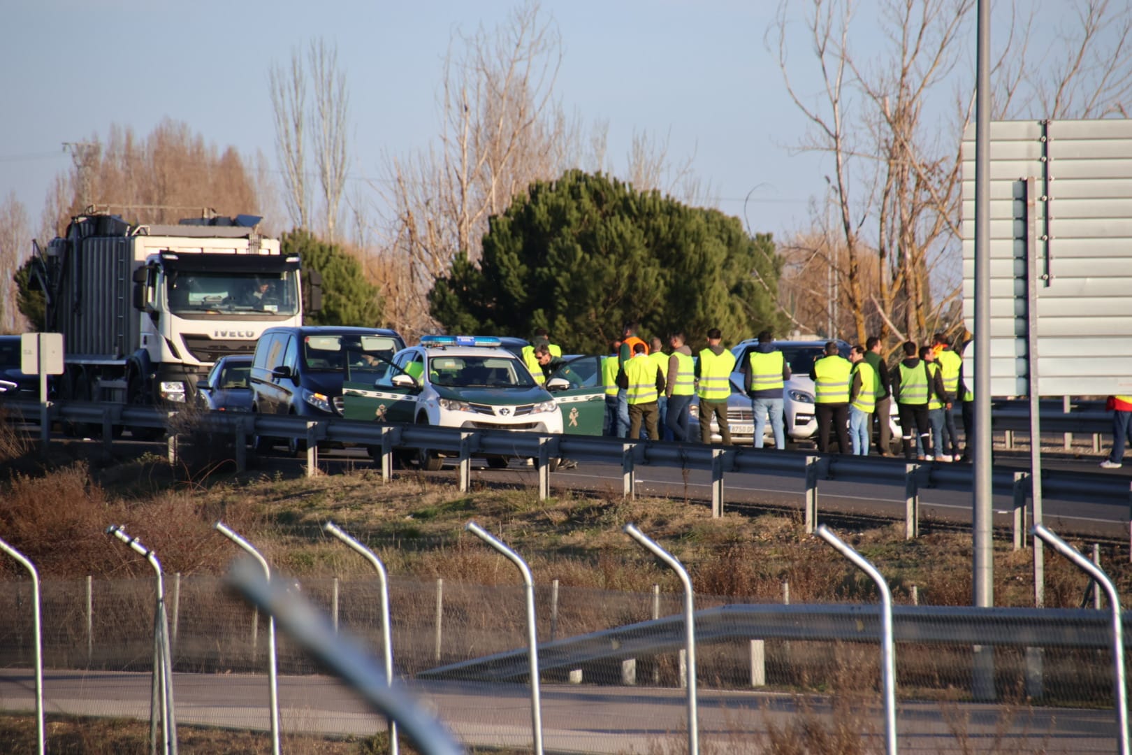 GALERÍA | Los agricultores y ganaderos cortan la A-50. Foto del pasado viernes