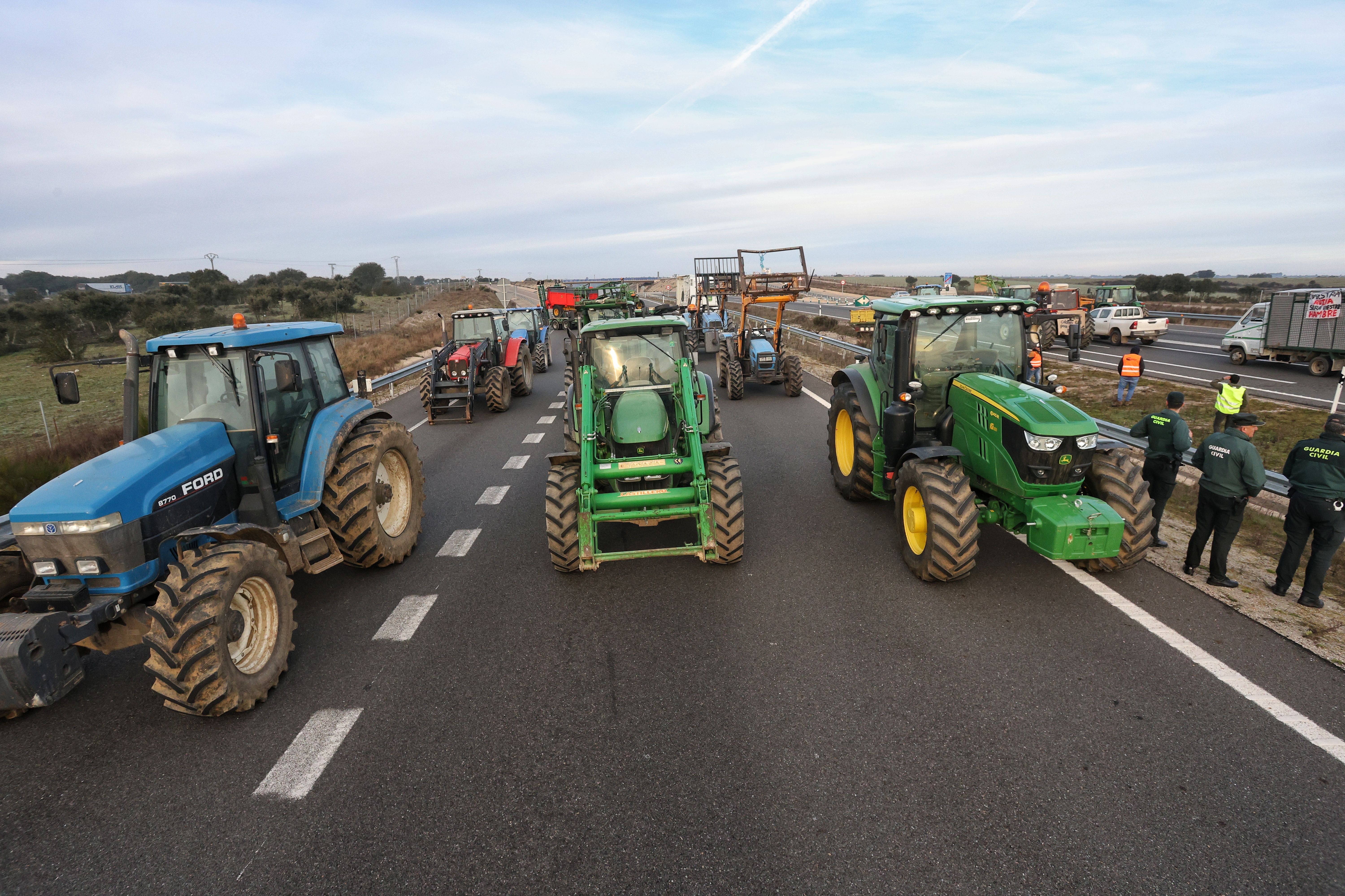 Una nueva tractorada corta la A 62 y la N 620 en Fuentes de Oñoro (3)