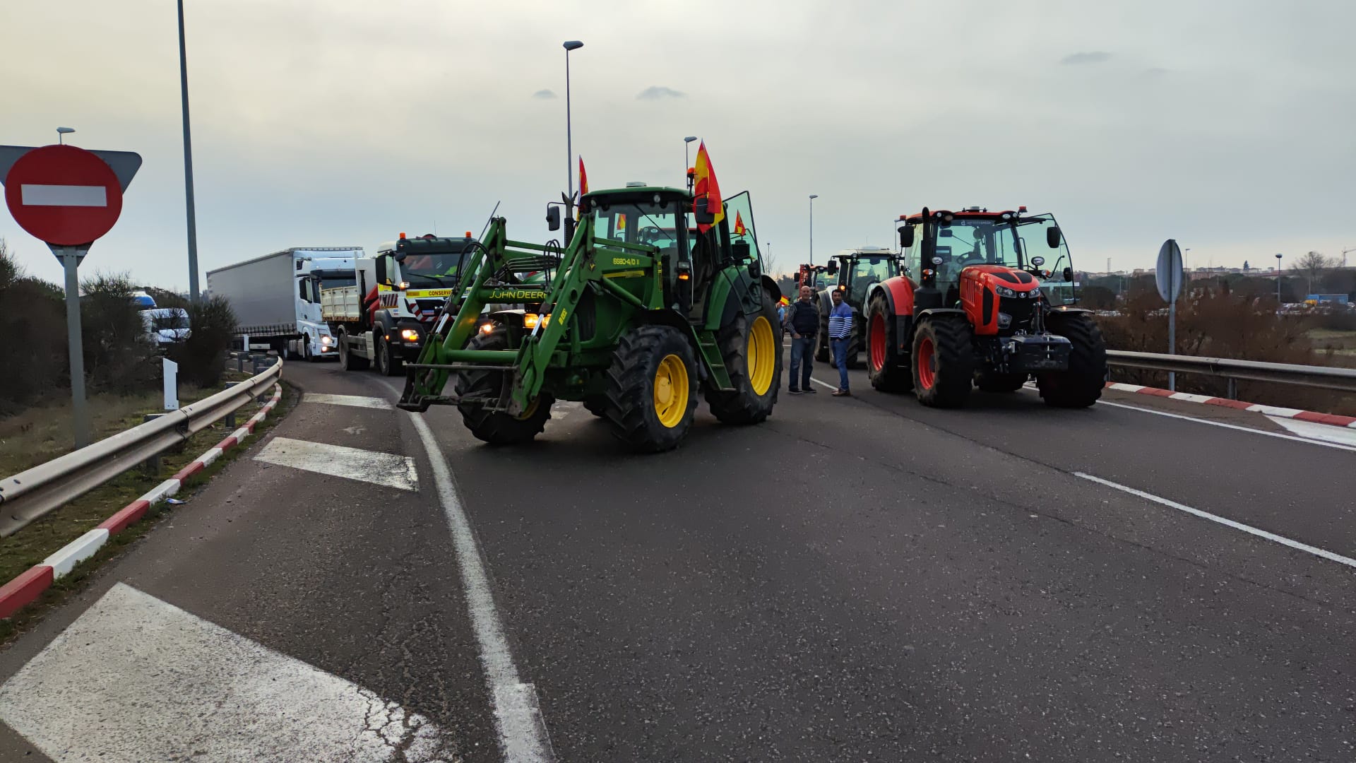 Las protestas de los agricultores y ganaderos cortan el tráfico en la rotonda del E. Leclerc. Foto Carlos H.G