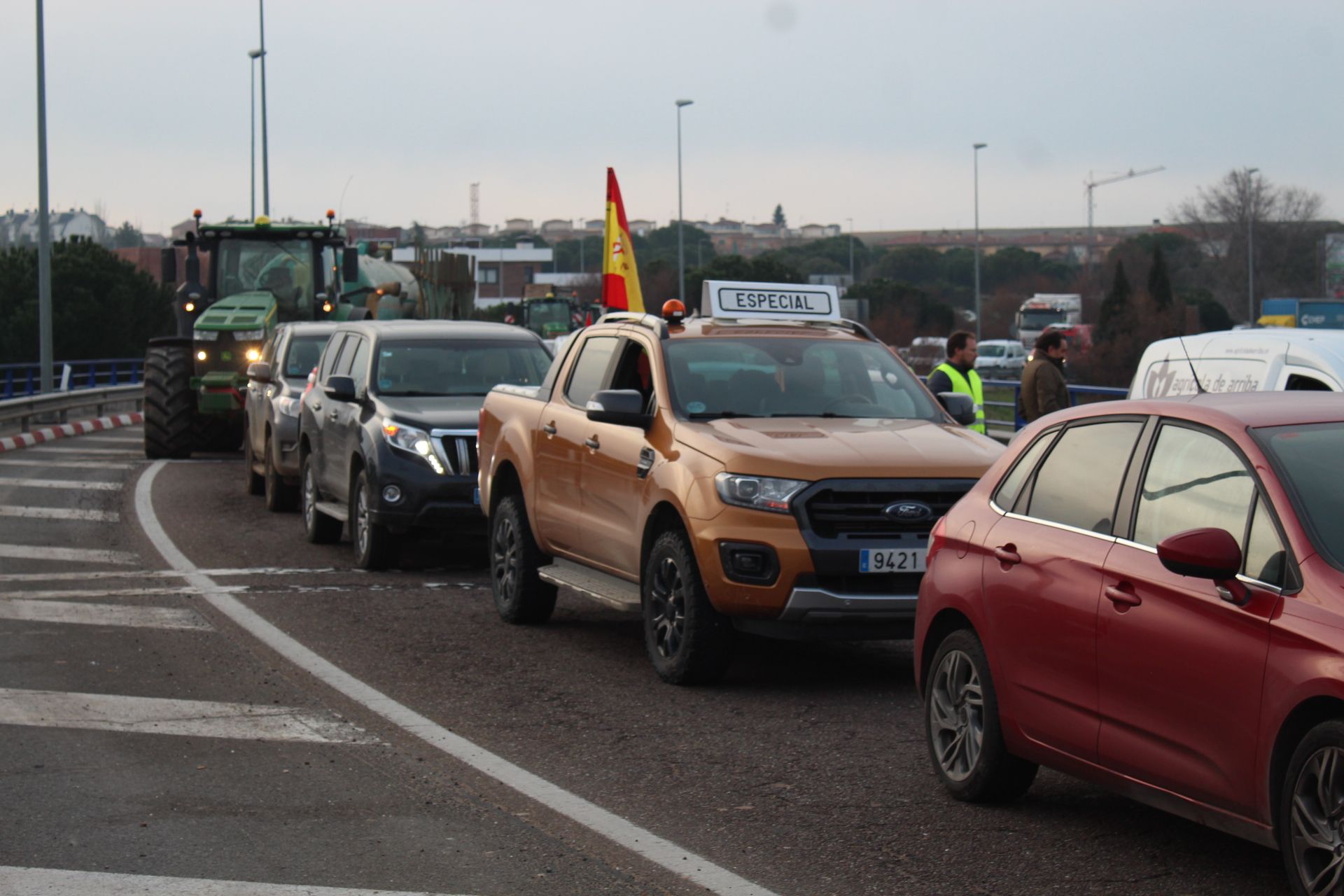 Cortada por las protestas de los profesionales del campo la rotonda de E. Leclerc. Foto Carlos H.G