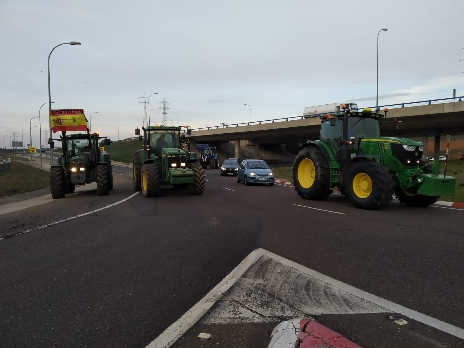 GALERÍA | Protestas y cortes de tráfico en la rotonda del Helmántico de los agricultores y ganaderos en la provincia Salamanca, martes, 6 de febrero