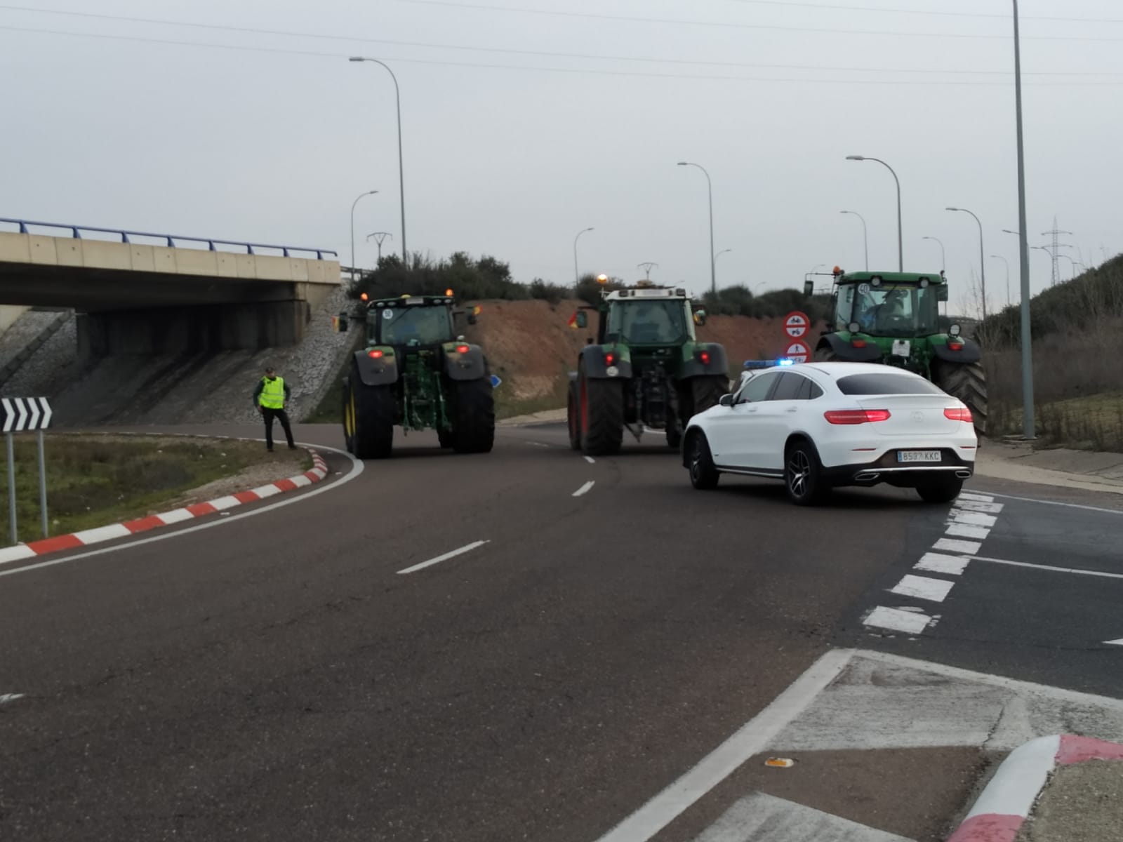 GALERÍA | Protestas y cortes de tráfico en la rotonda del Helmántico de los agricultores y ganaderos en la provincia Salamanca, martes, 6 de febrero