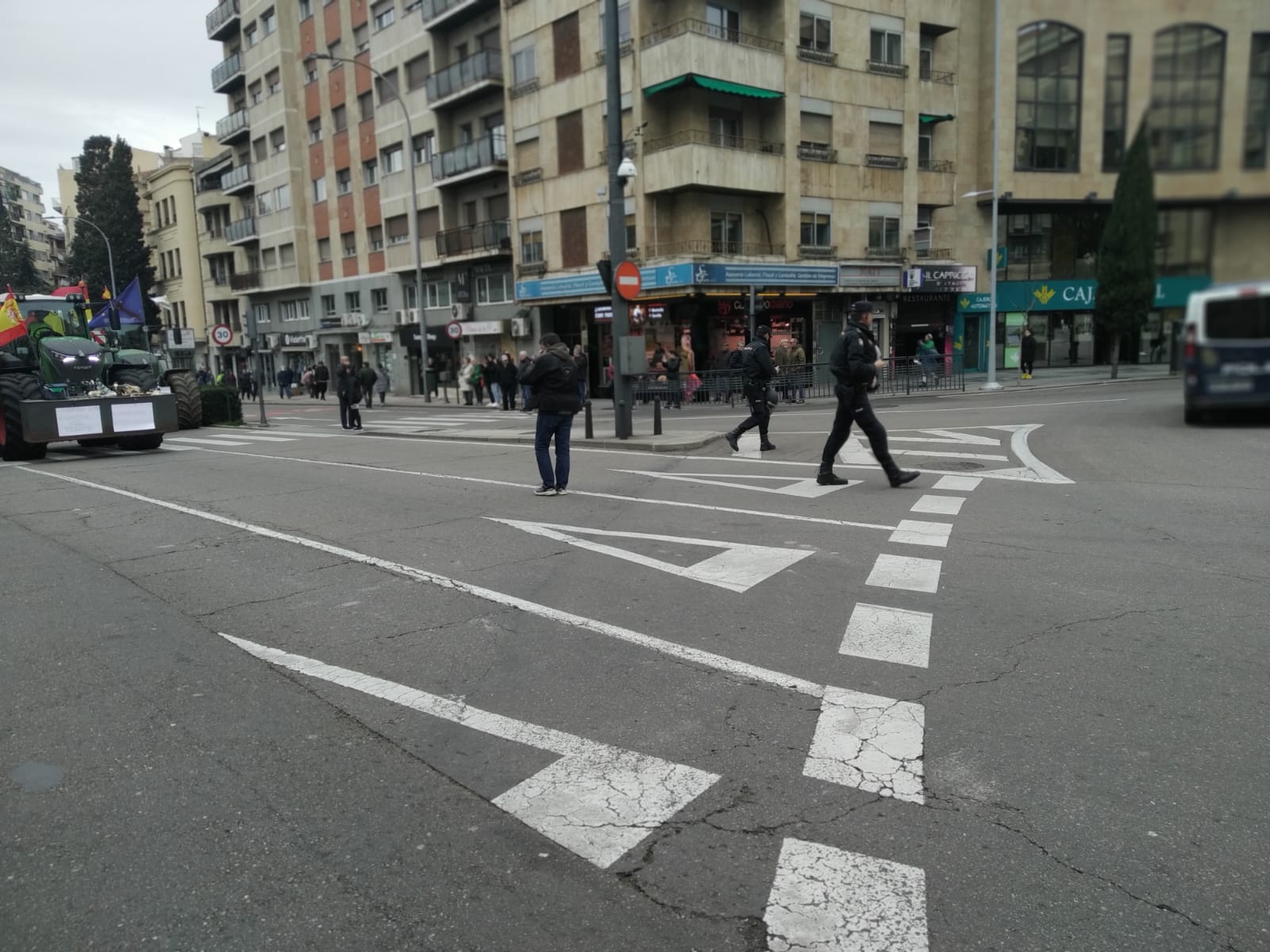 Policía Nacional redirigiendo el tráfico en la Puerta de Zamora. Foto S24H