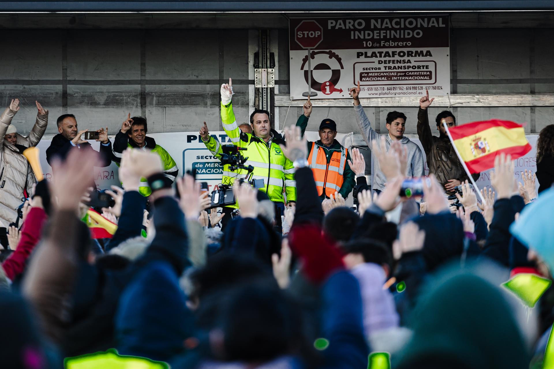 Decenas de agricultores y ganaderos votan a mano alzada durante una reunión nacional de la Sociedad Civil, en la explanada del Wanda Metropolitano, a 10 de febrero de 2024, en Madrid (España). Durante el encuentro, los asistentes han votado a mano alzada - Carlos Luján - Europa Press