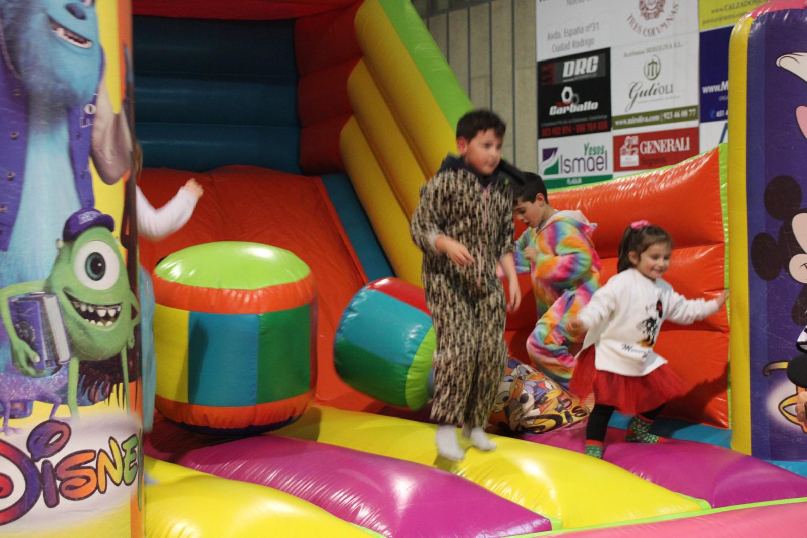 GALERÍA | Pequeños mirobrigenses “bailan” sus disfraces en el Carnaval de Ciudad Rodrigo 