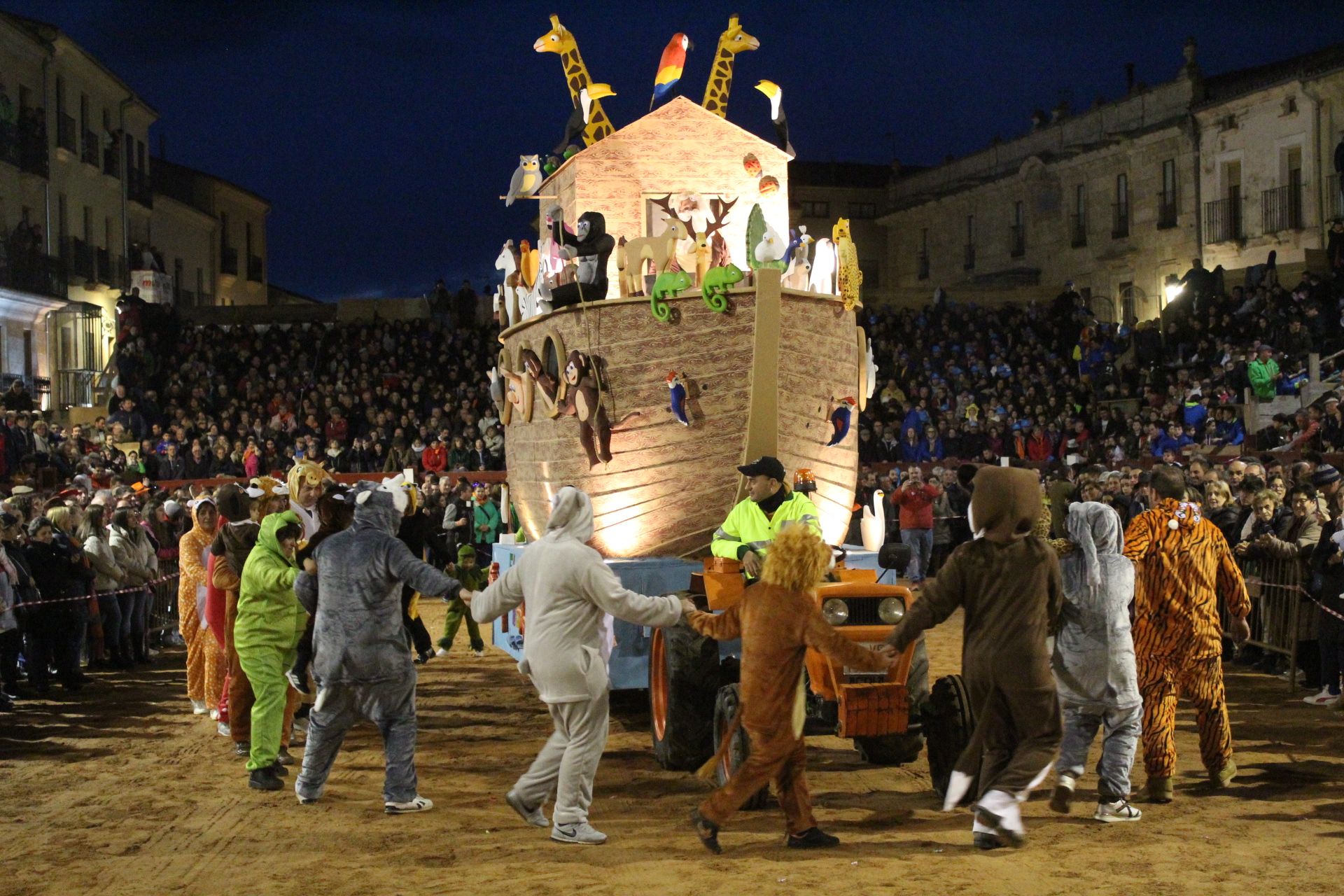 Desfile de carrozas en el Carnaval del Toro de Ciudad Rodrigo 2024