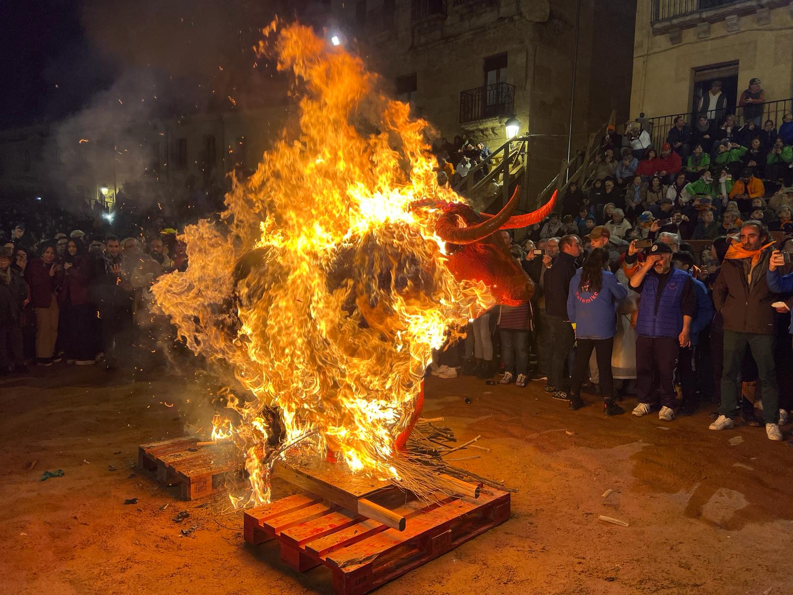 GALERÍA | Pasacalles con la quema del toro de cenizos y petición de cenizos en Ciudad Rodrigo. Fotos: Verónica Tapia